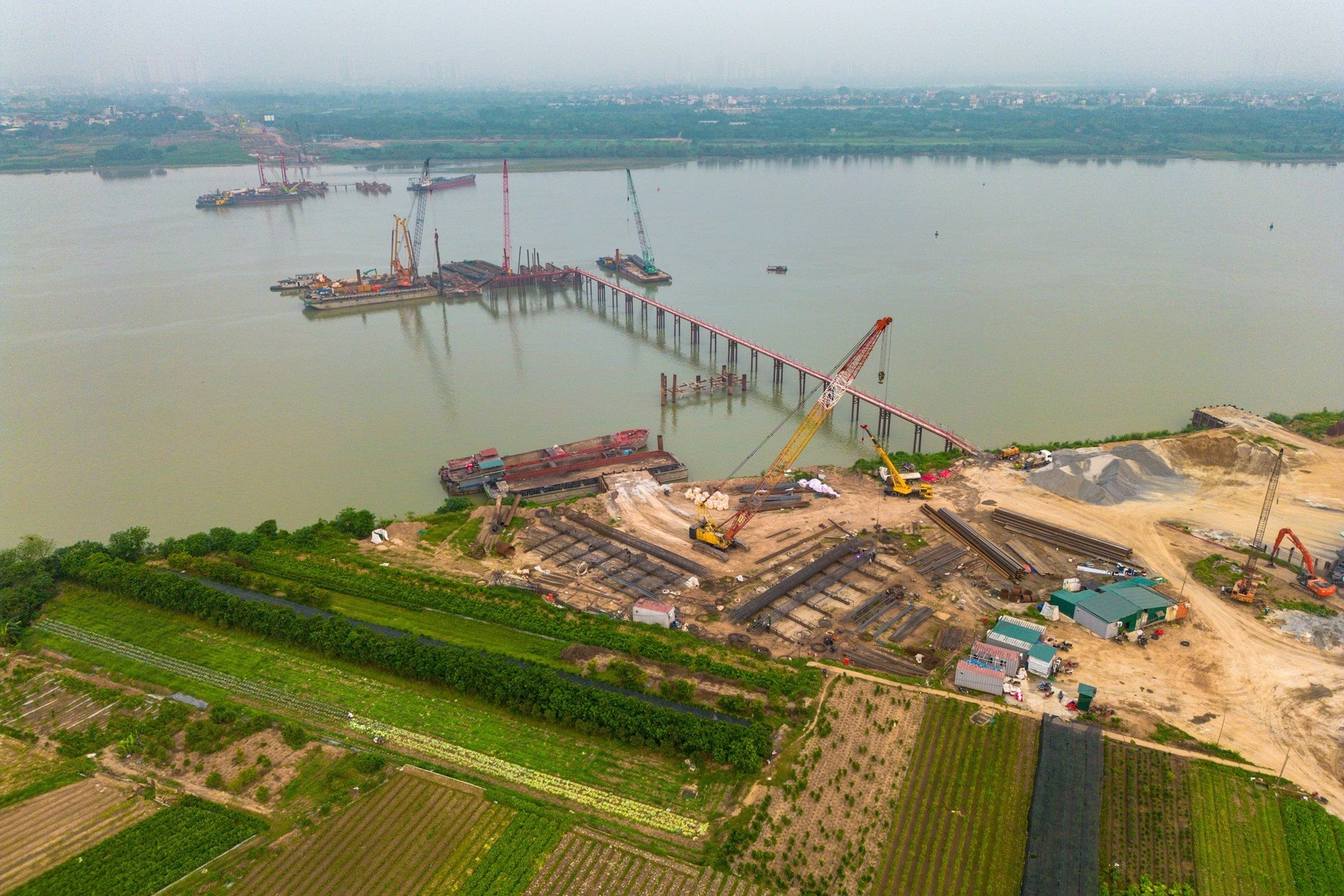 “Siêu cầu” vượt sông Hồng gần 12.000 tỷ nối Hà Nội với Hưng Yên sắp bước vào giai đoạn then chốt sau 8 tháng khởi công - Ảnh 1