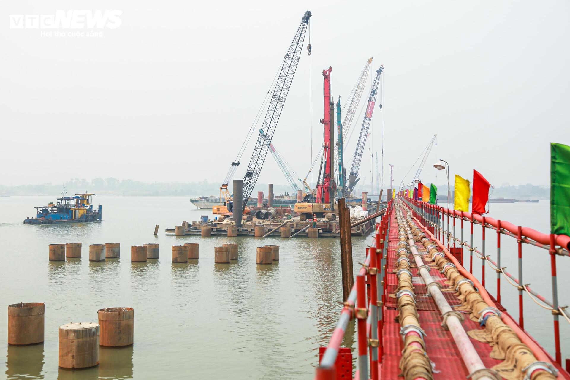 Cận cảnh công trường cầu Thượng Cát 8 làn xe vượt sông Hồng - Ảnh 3