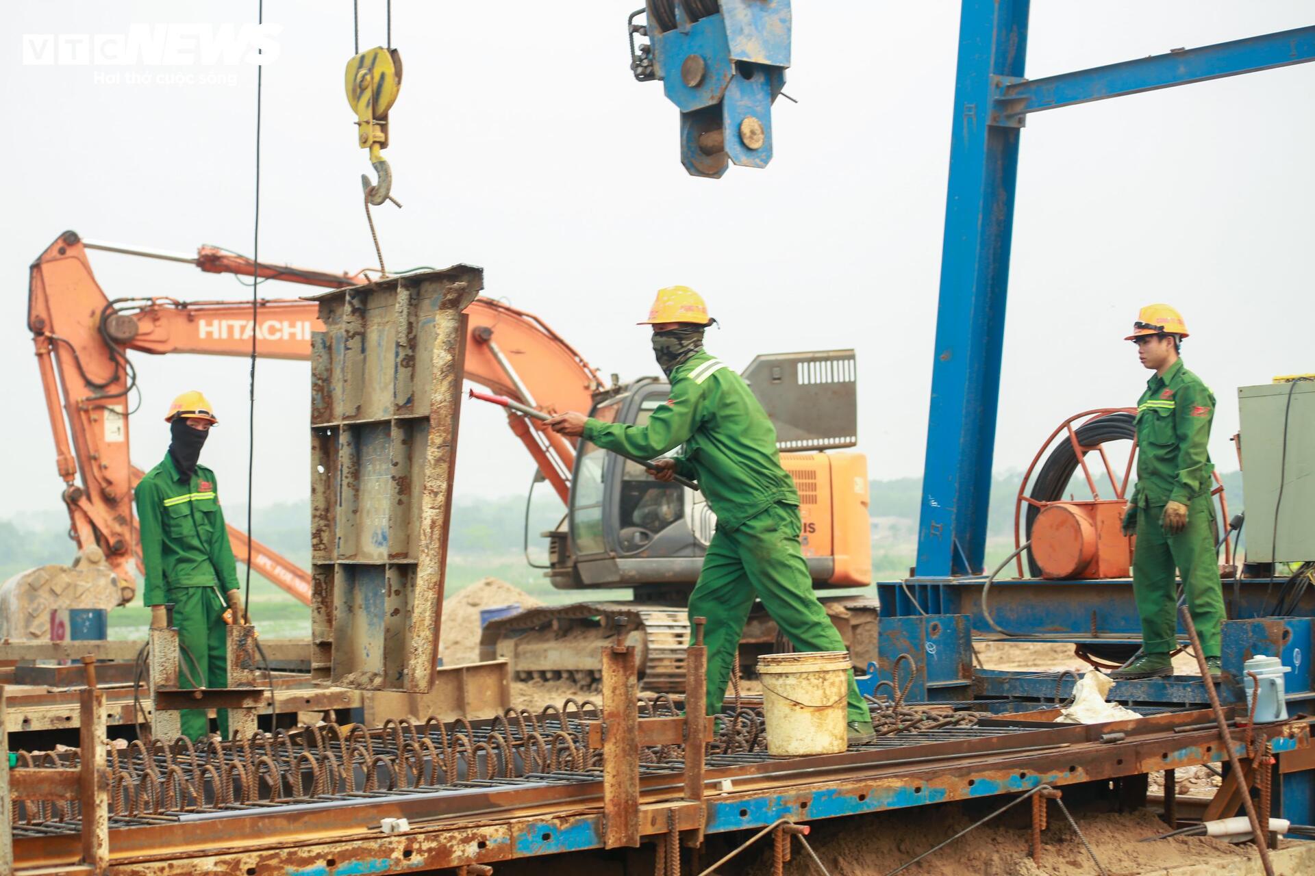 Cận cảnh công trường cầu Thượng Cát 8 làn xe vượt sông Hồng - Ảnh 6