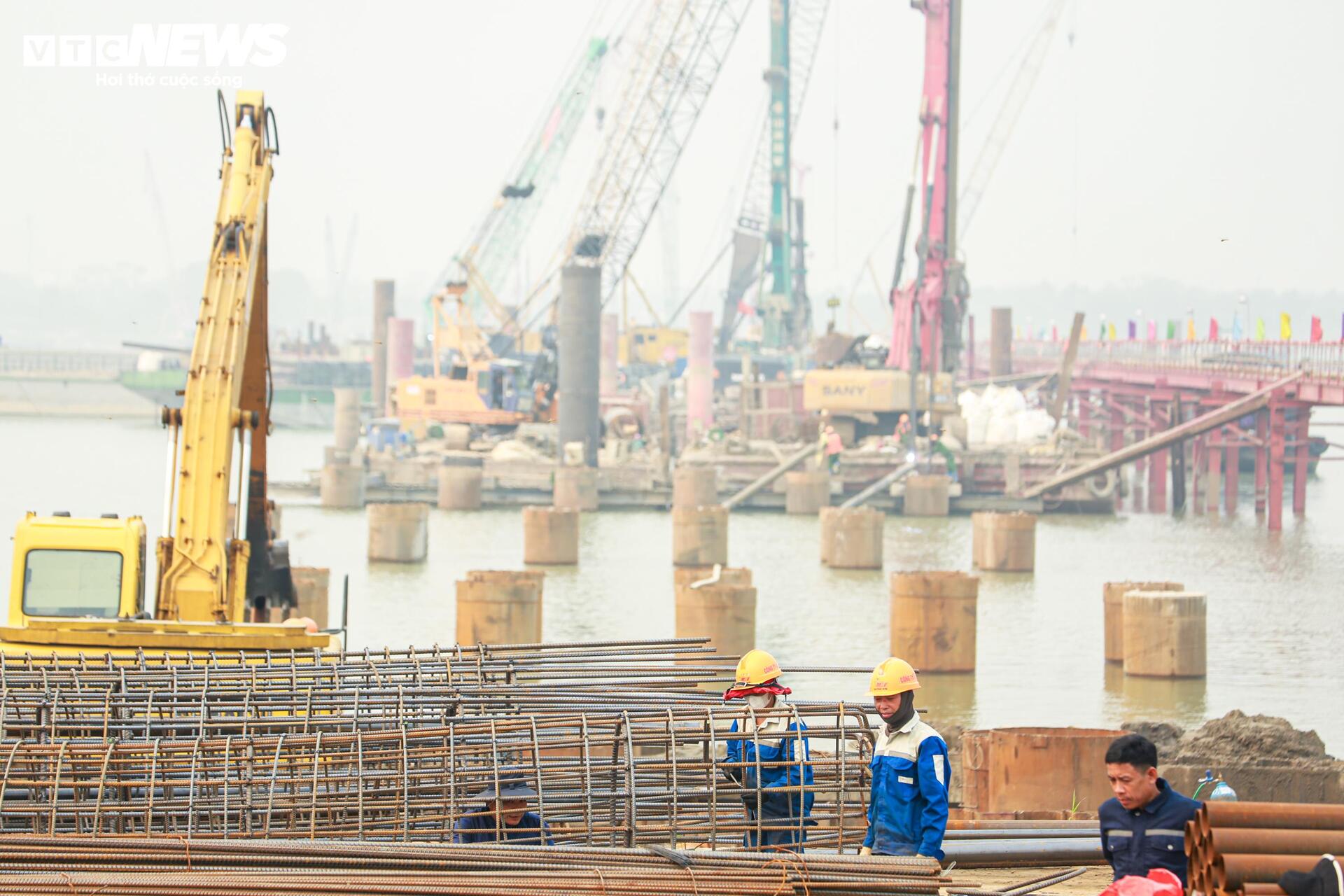 Cận cảnh công trường cầu Thượng Cát 8 làn xe vượt sông Hồng - Ảnh 7