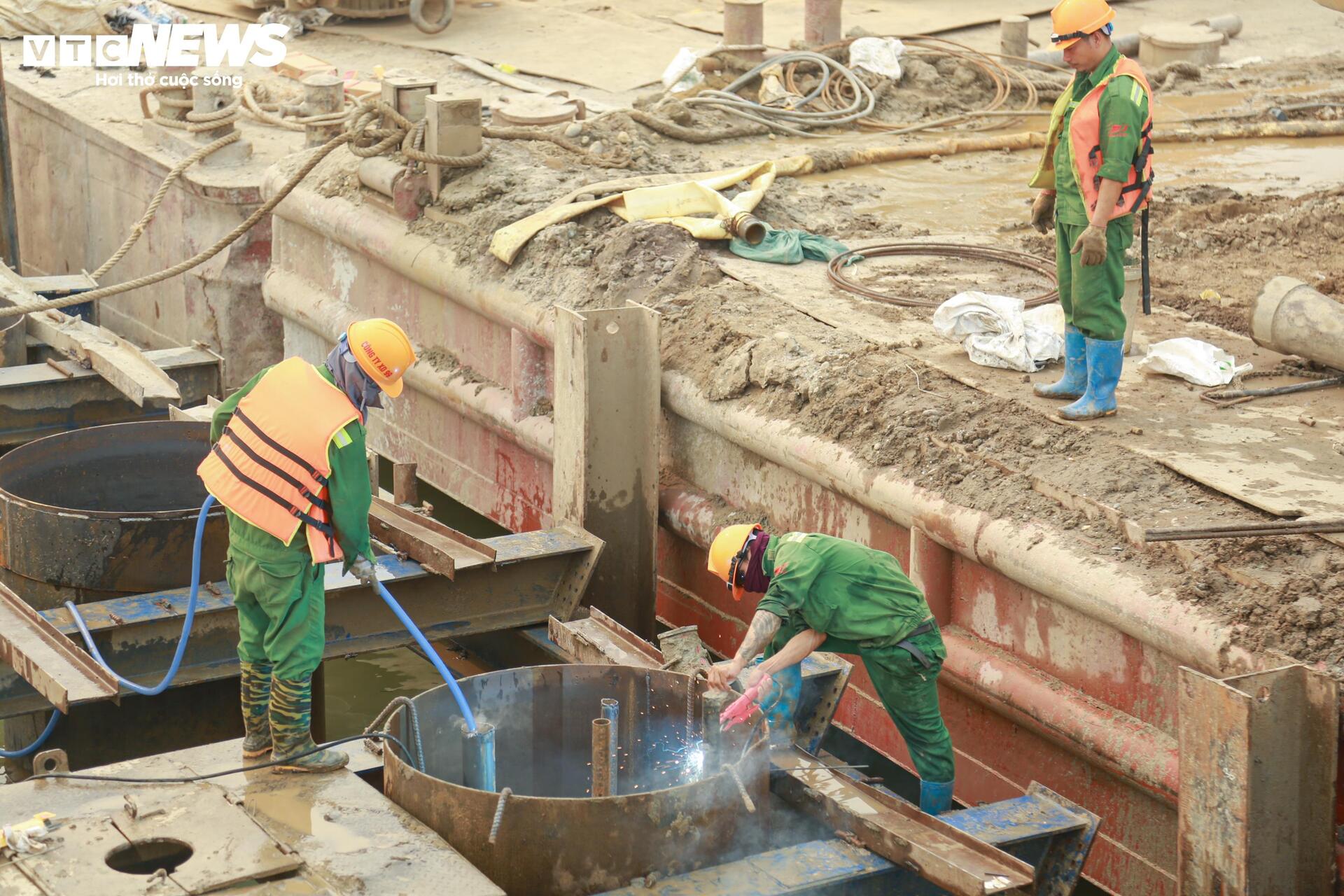 Cận cảnh công trường cầu Thượng Cát 8 làn xe vượt sông Hồng - Ảnh 9