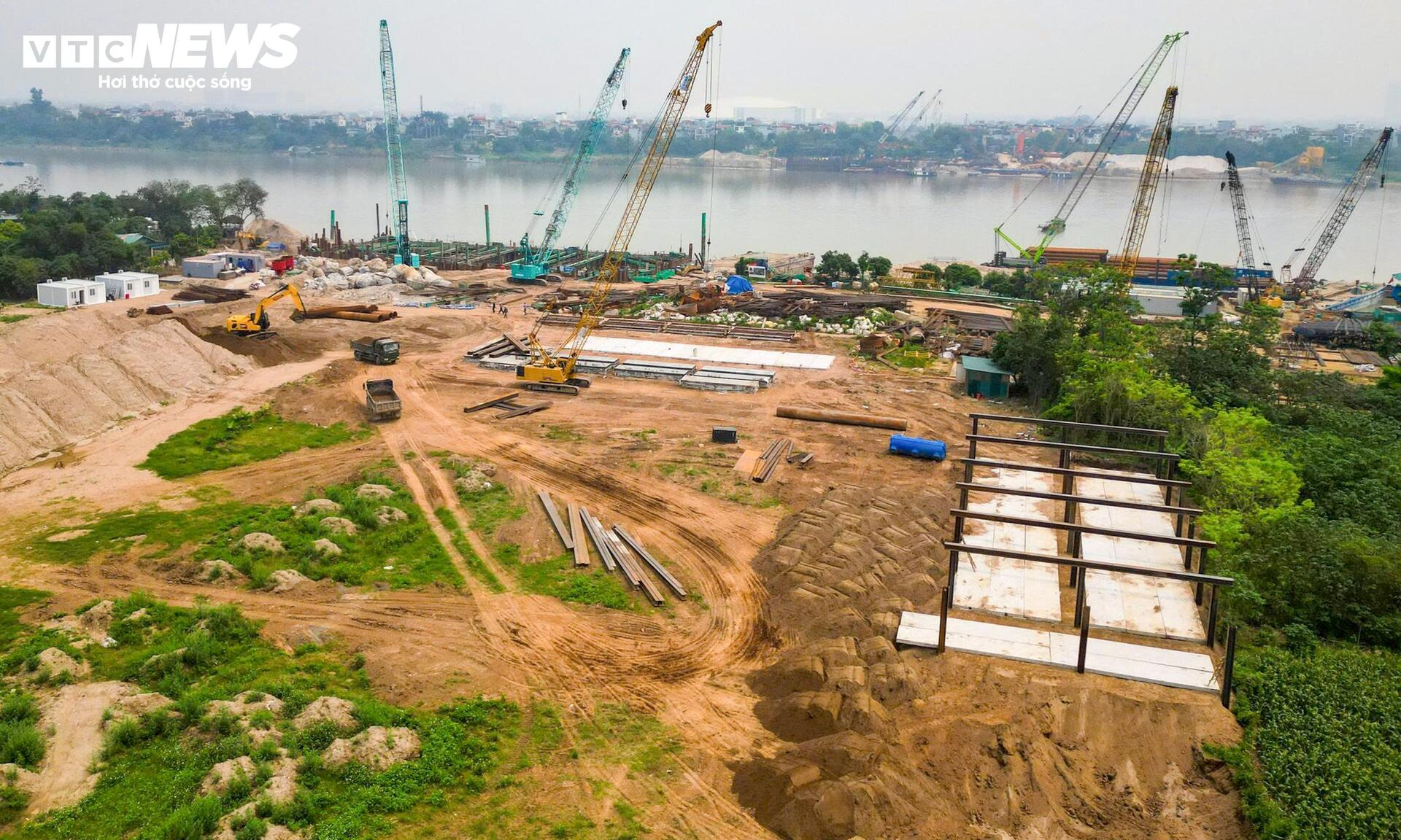 Đại công trường cầu Tứ Liên bắc qua sông Hồng sau gần 1 năm thi công - Ảnh 1