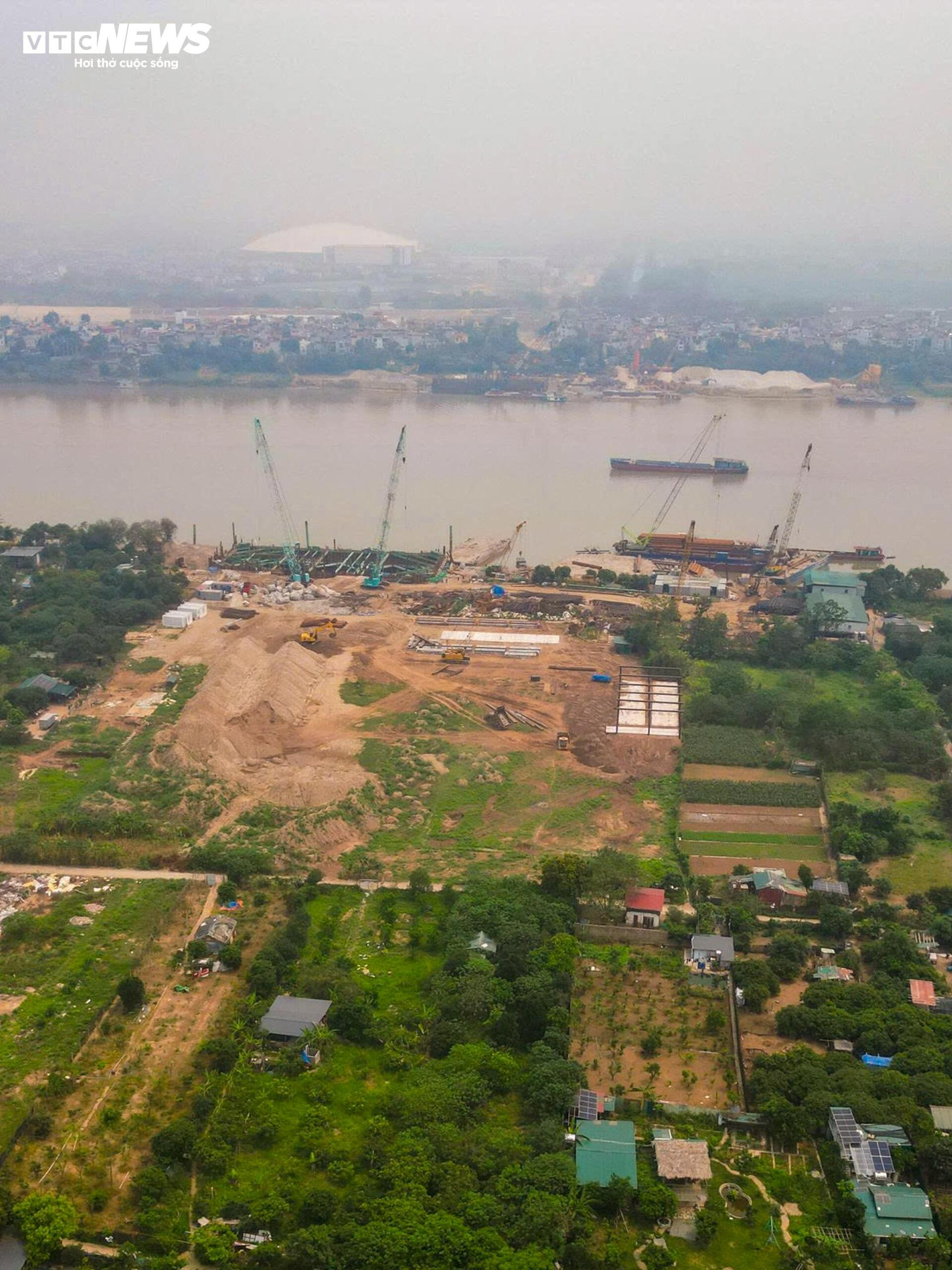 Đại công trường cầu Tứ Liên bắc qua sông Hồng sau gần 1 năm thi công - Ảnh 2