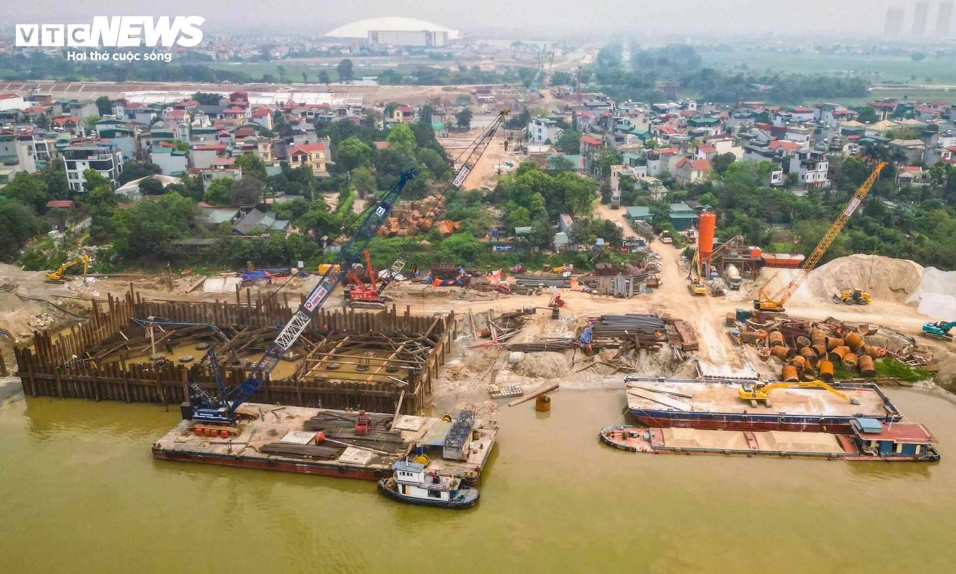 Đại công trường cầu Tứ Liên bắc qua sông Hồng sau gần 1 năm thi công - Ảnh 4