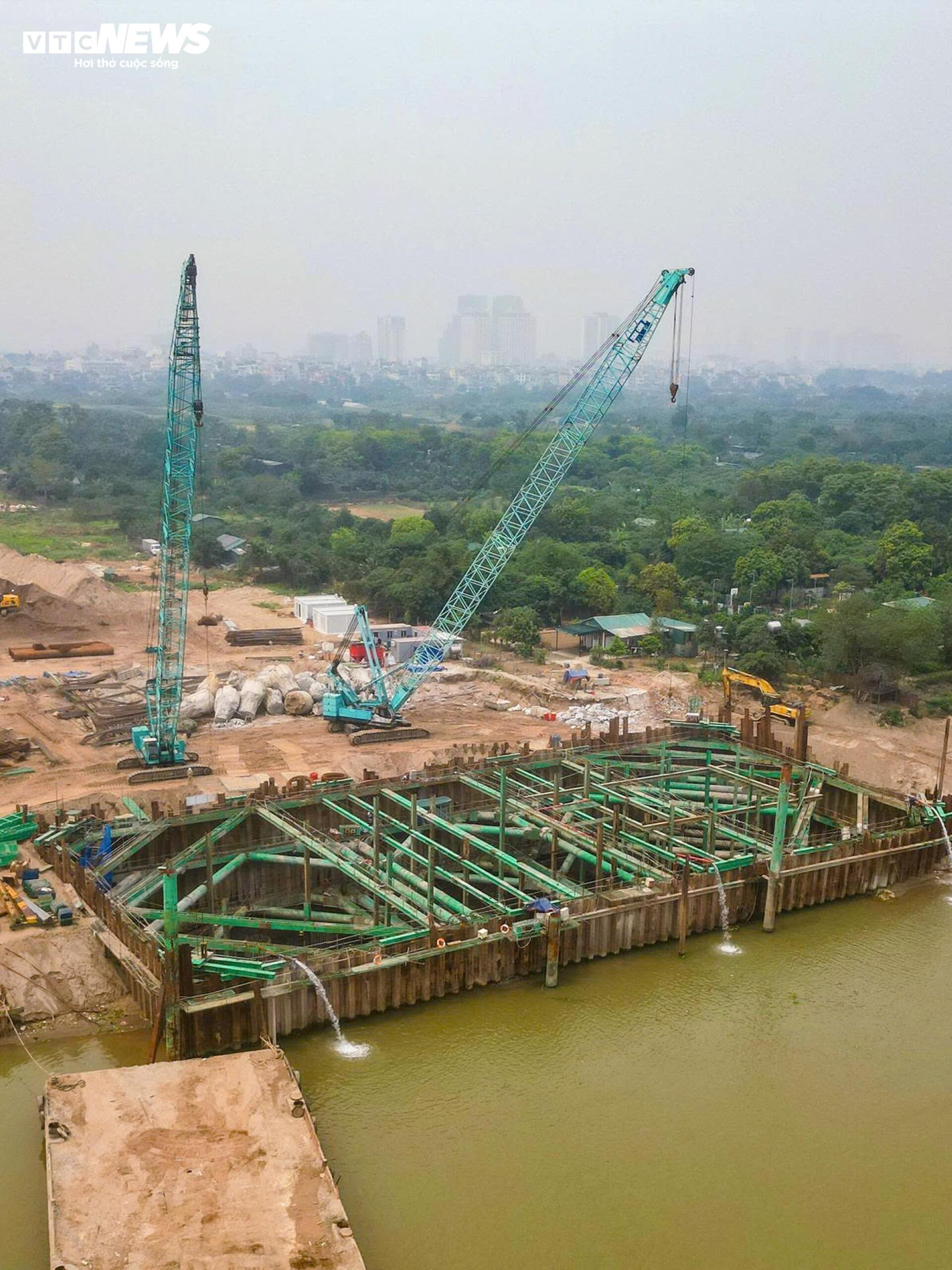 Đại công trường cầu Tứ Liên bắc qua sông Hồng sau gần 1 năm thi công - Ảnh 5