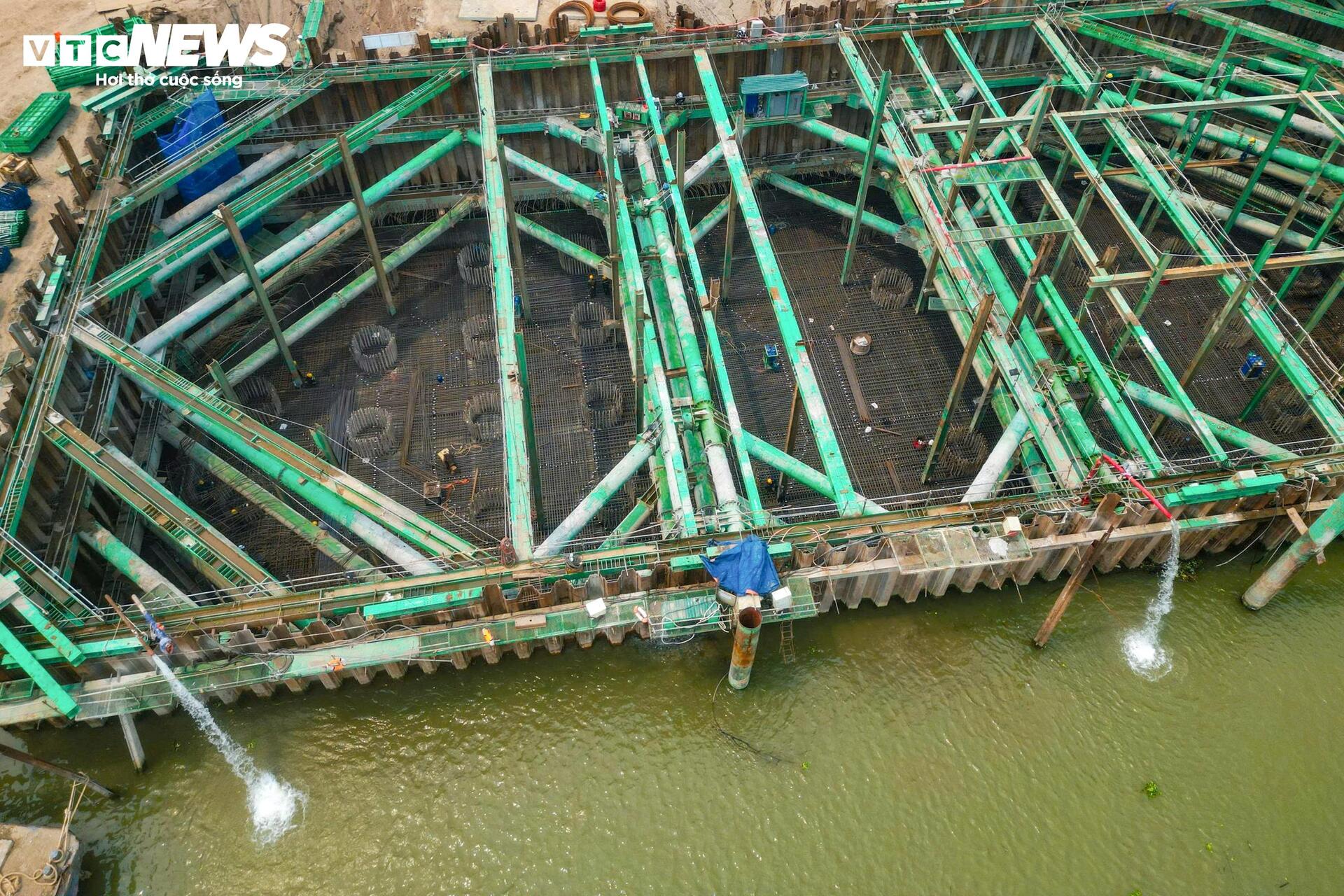 Đại công trường cầu Tứ Liên bắc qua sông Hồng sau gần 1 năm thi công - Ảnh 7