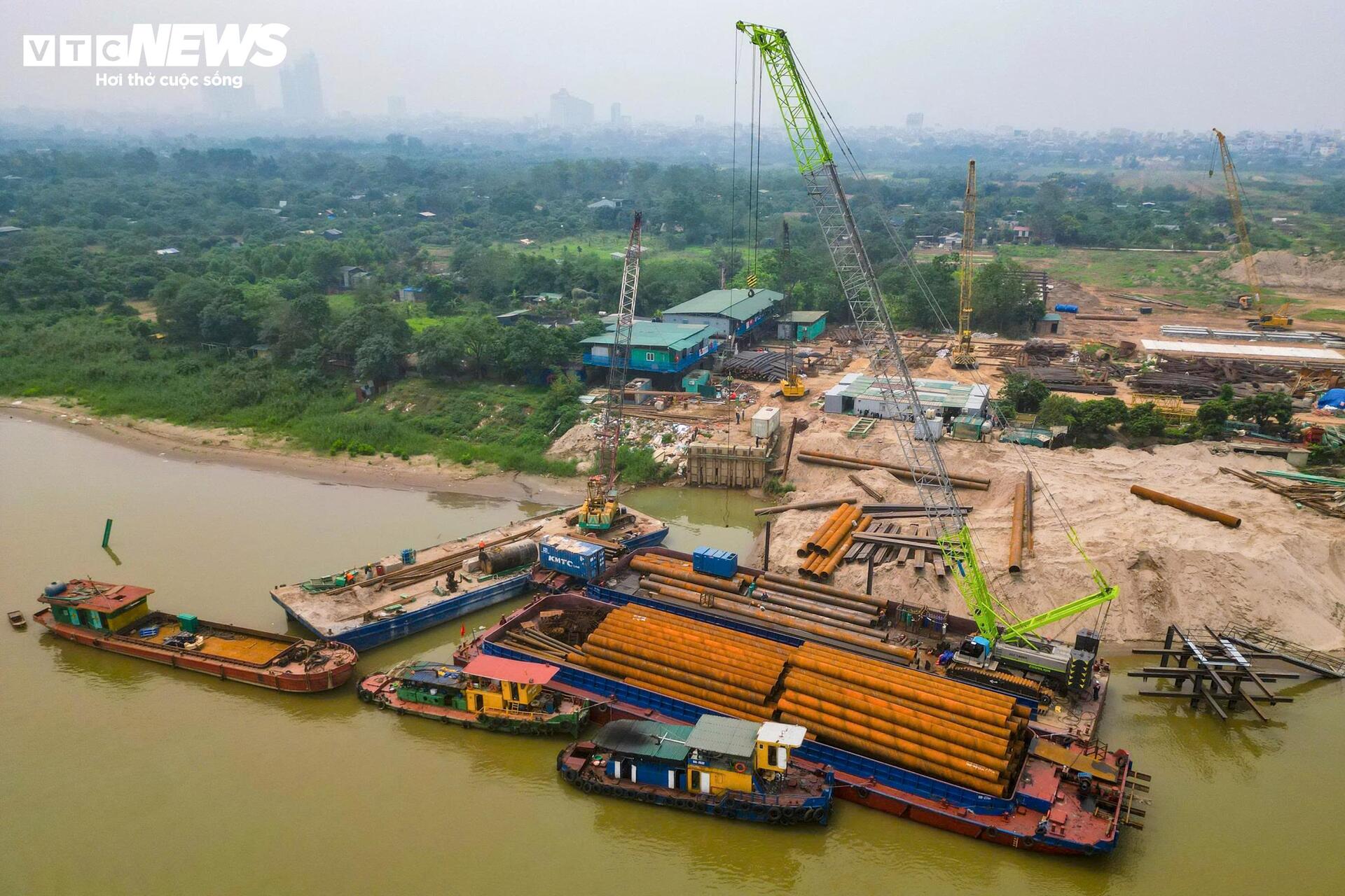 Đại công trường cầu Tứ Liên bắc qua sông Hồng sau gần 1 năm thi công - Ảnh 6