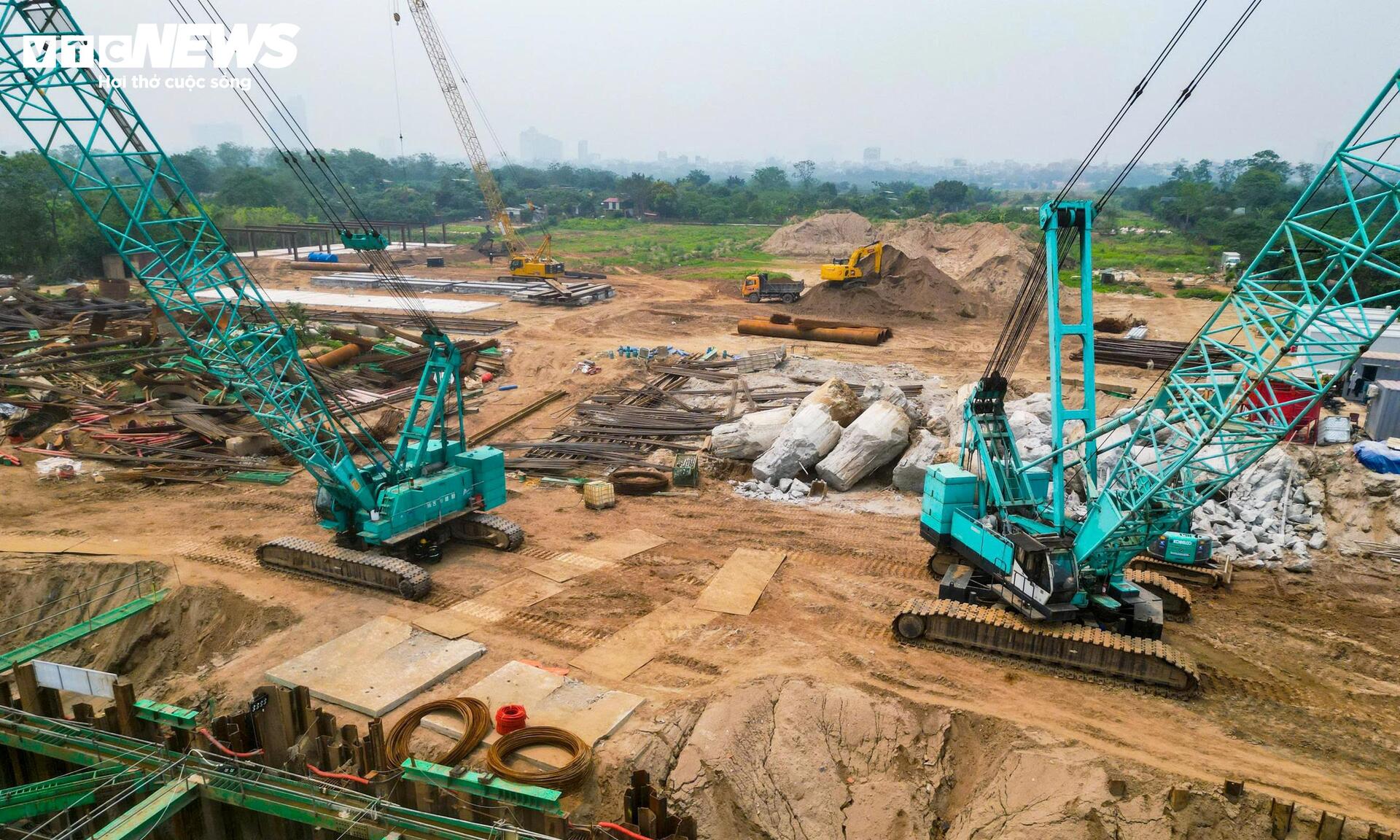 Đại công trường cầu Tứ Liên bắc qua sông Hồng sau gần 1 năm thi công - Ảnh 16