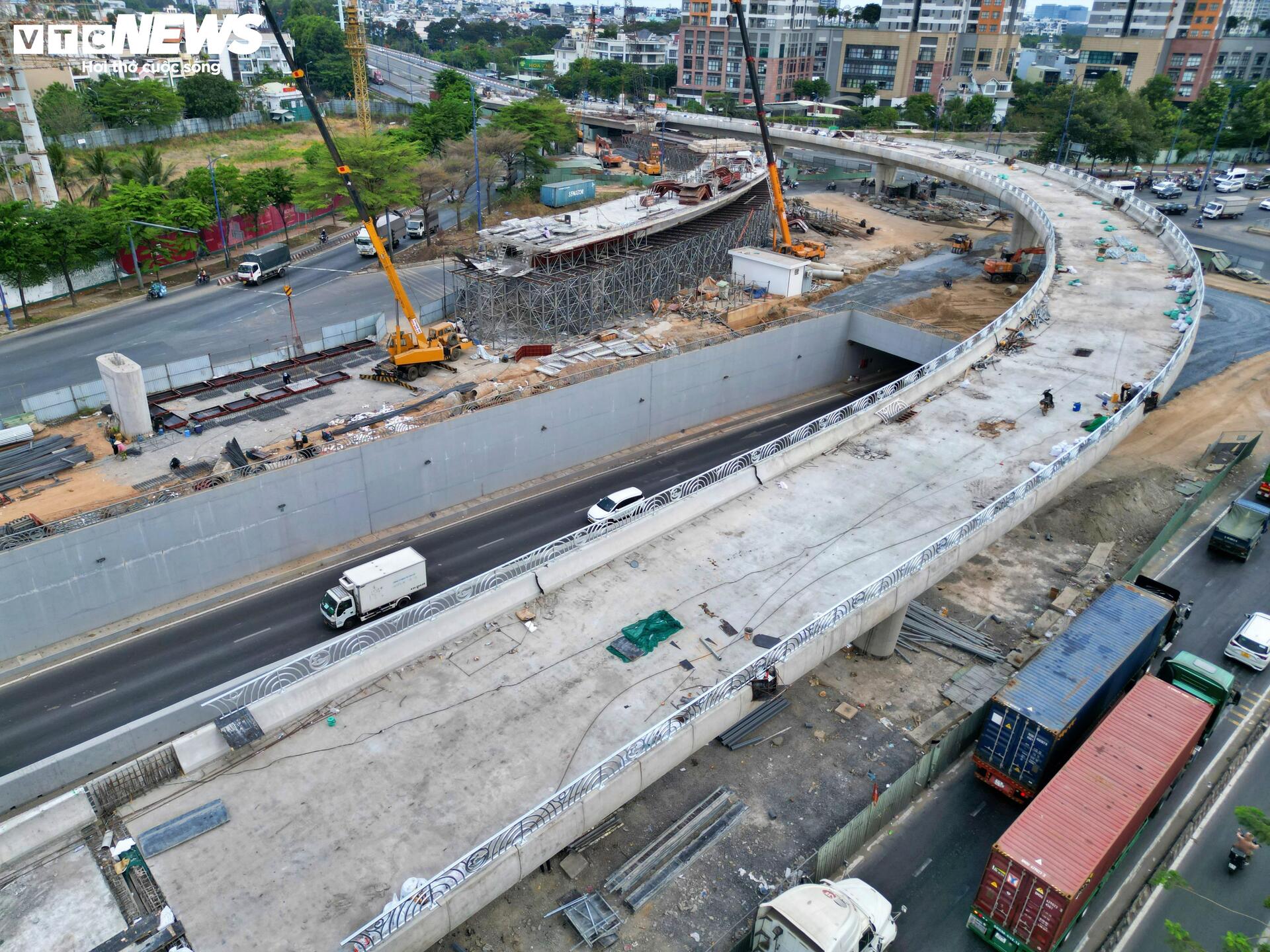 Cầu vượt nút giao 3.400 tỷ đồng ở TP.HCM tăng tốc về đích - Ảnh 3