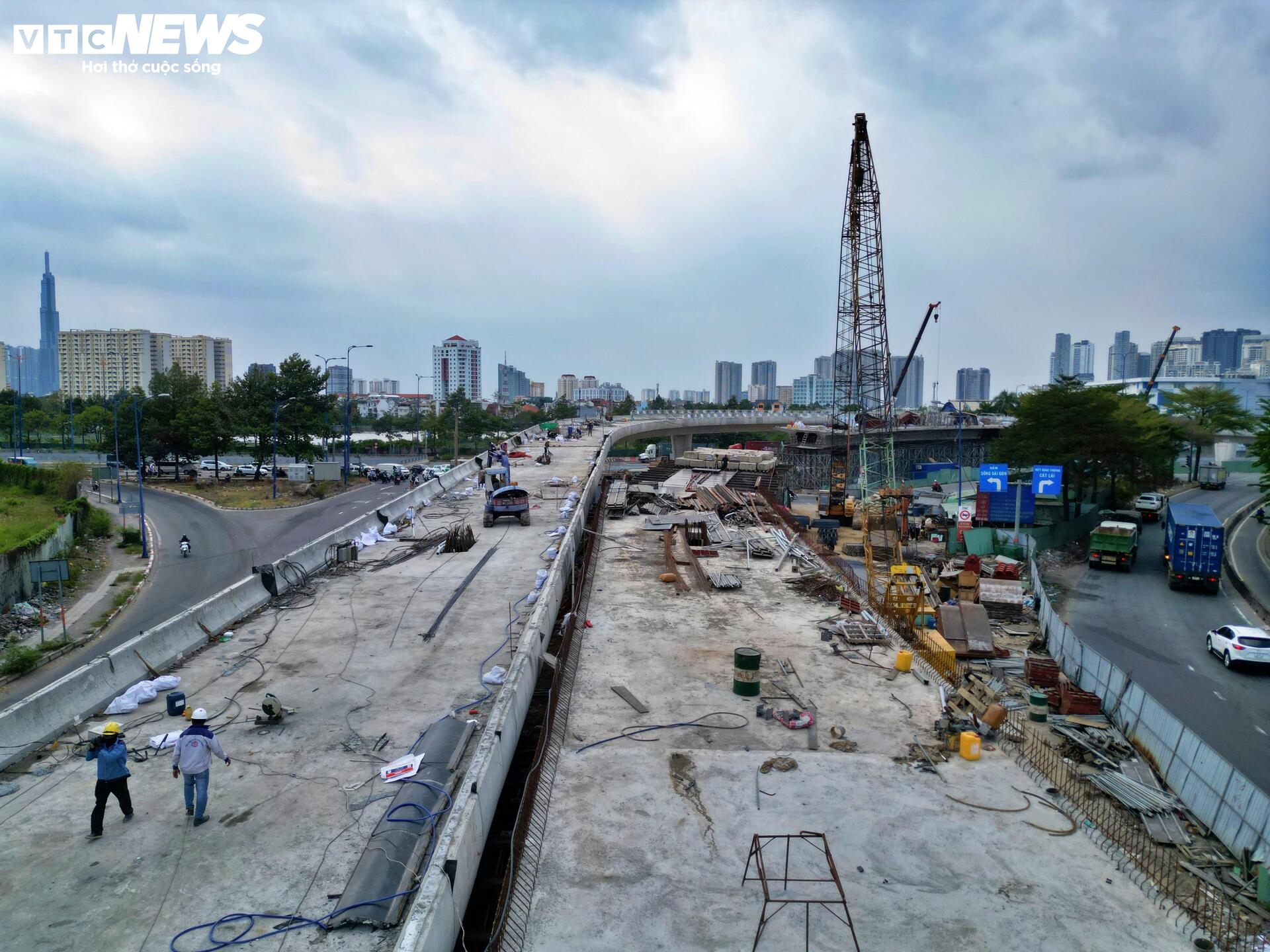 Cầu vượt nút giao 3.400 tỷ đồng ở TP.HCM tăng tốc về đích - Ảnh 7
