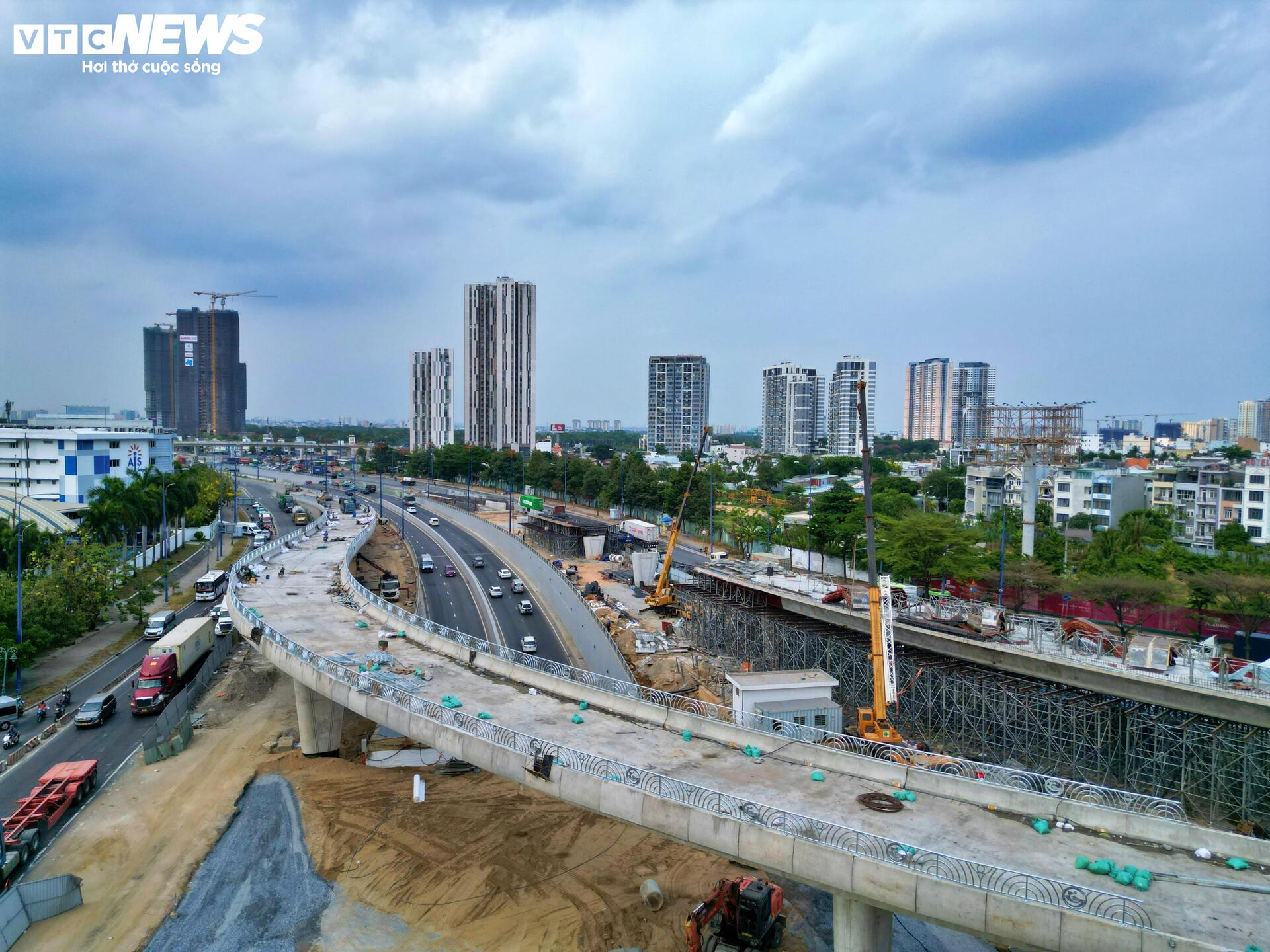 Cầu vượt nút giao 3.400 tỷ đồng ở TP.HCM tăng tốc về đích - Ảnh 5
