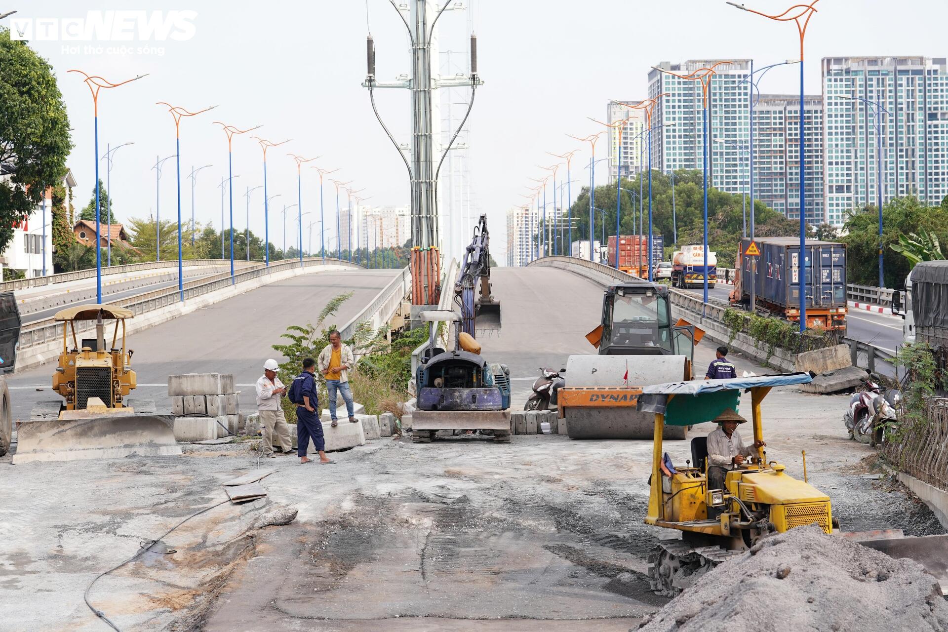 Cầu vượt nút giao 3.400 tỷ đồng ở TP.HCM tăng tốc về đích - Ảnh 6