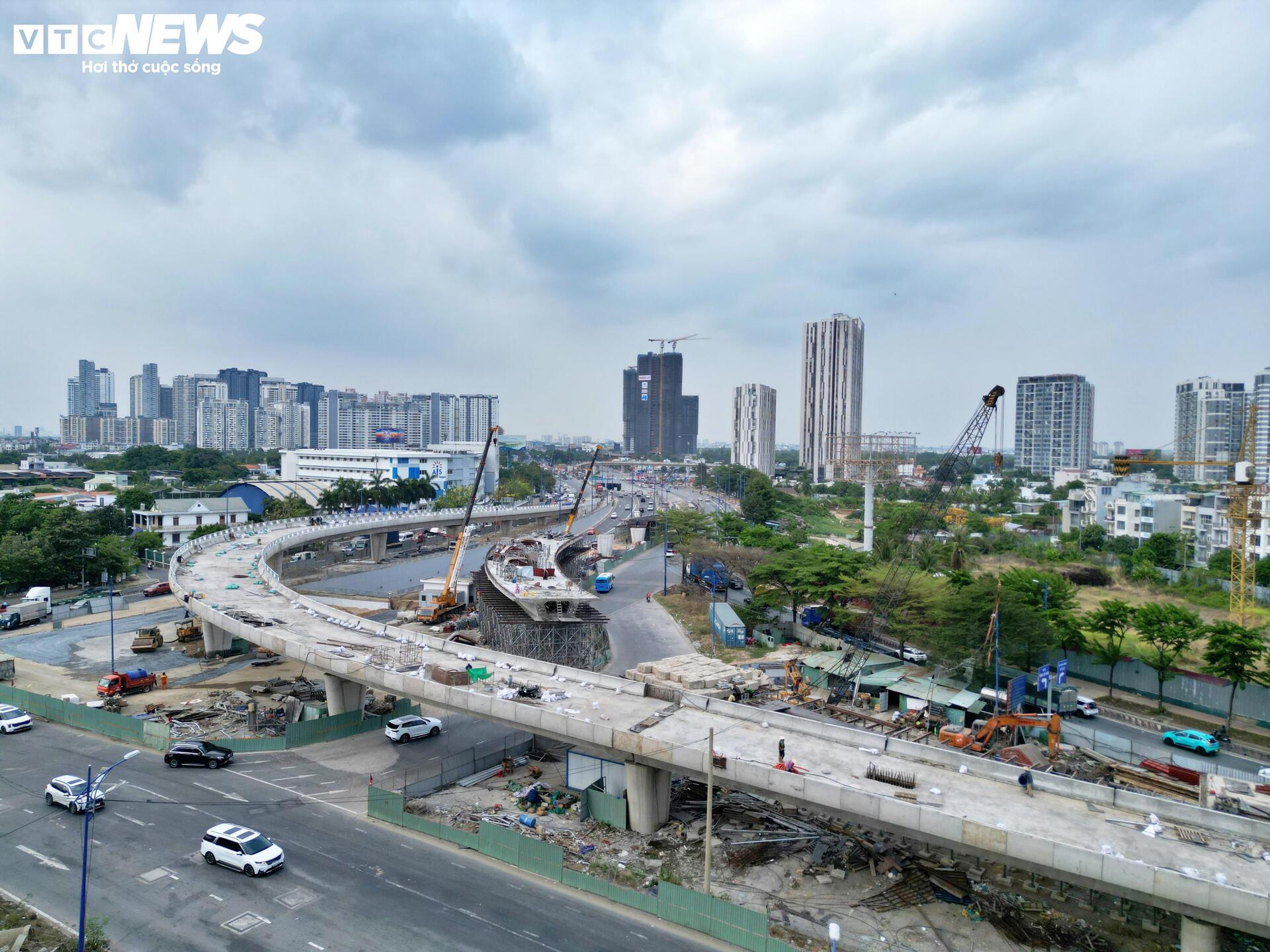 Cầu vượt nút giao 3.400 tỷ đồng ở TP.HCM tăng tốc về đích - Ảnh 10