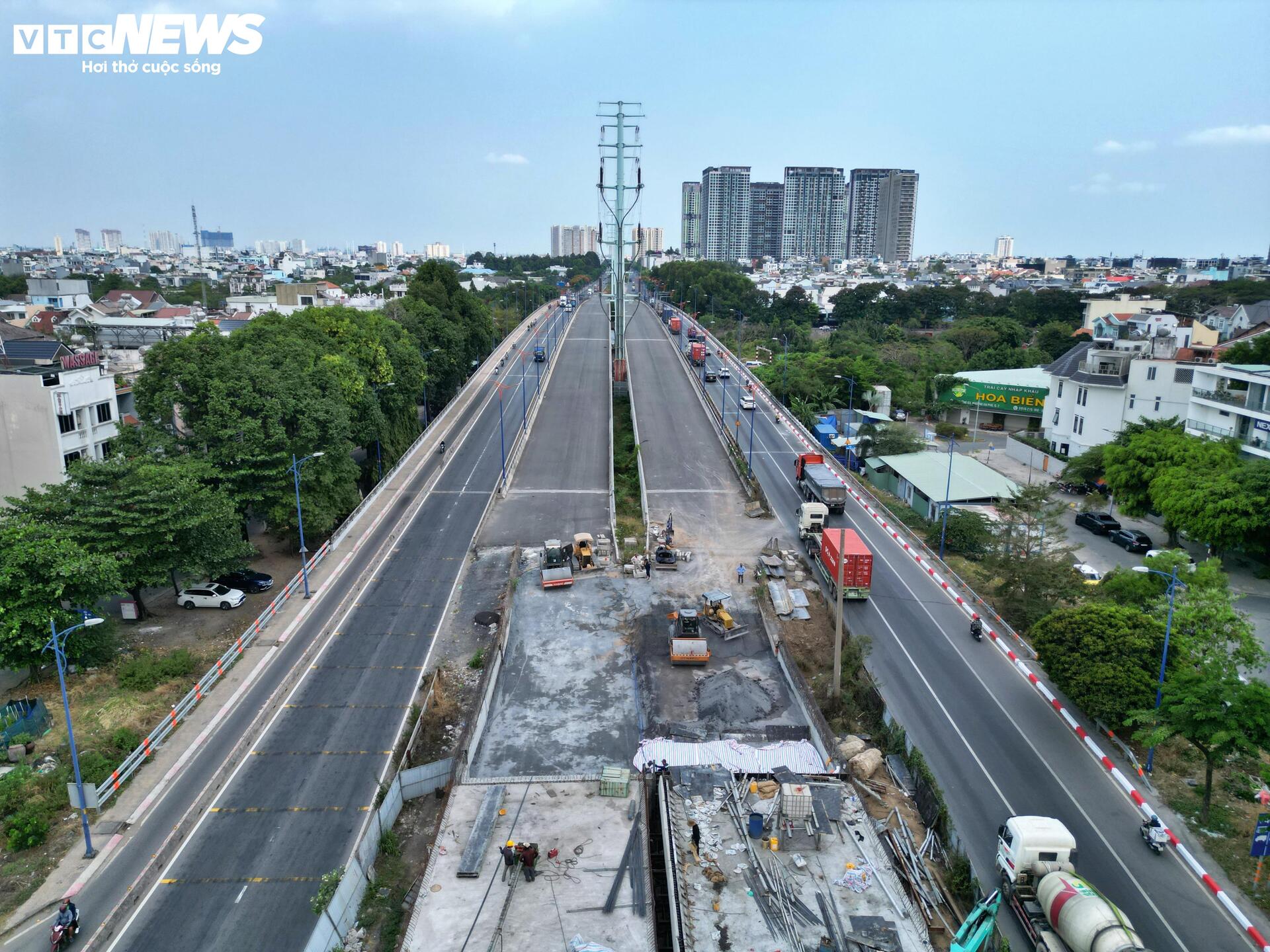 Cầu vượt nút giao 3.400 tỷ đồng ở TP.HCM tăng tốc về đích - Ảnh 8