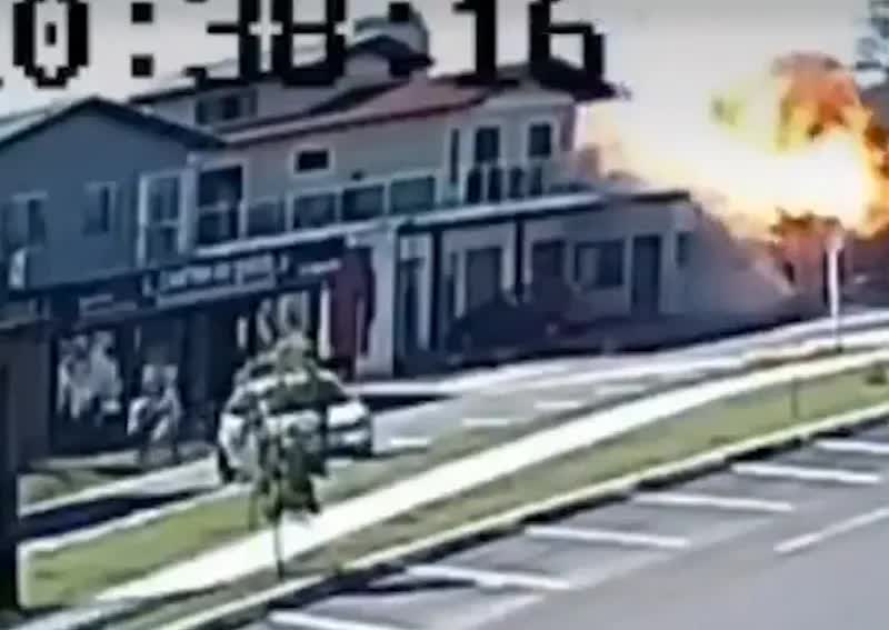 Máy bay đâm vào nhà hàng bốc cháy dữ dội như quả cầu lửa, người trên đường tháo chạy - Ảnh 2