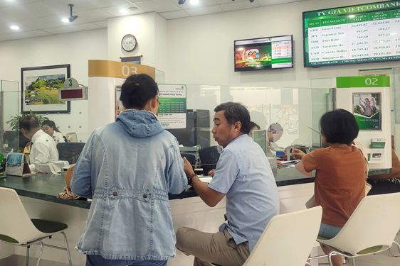 Lãi suất tiền gửi chưa hạ nhiệt - Ảnh 1