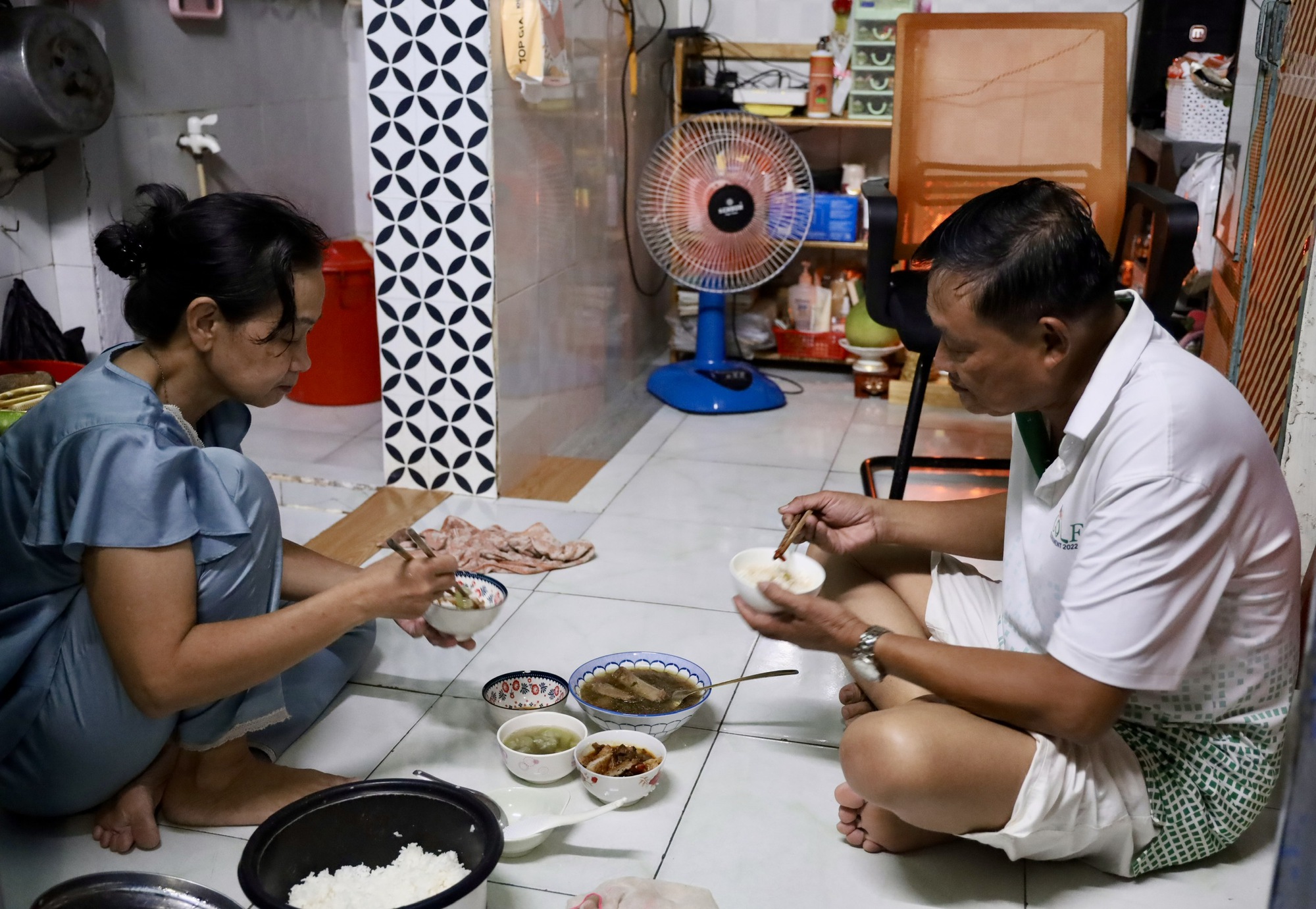 Thu nhập tăng, áp lực chi tiêu lớn - Ảnh 1