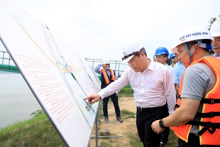 Chủ tịch Hà Nội yêu cầu đưa cầu Tứ Liên, Trần Hưng Đạo vào khai thác quý II/2027 - Ảnh 1