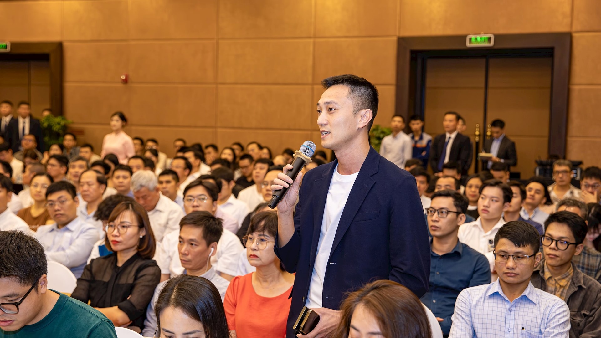 Cổ đông hỏi đường về xăng, tỷ phú Phạm Nhật Vượng khẳng định: “VinFast sẽ mãi mãi là hãng xe điện” - Ảnh 2