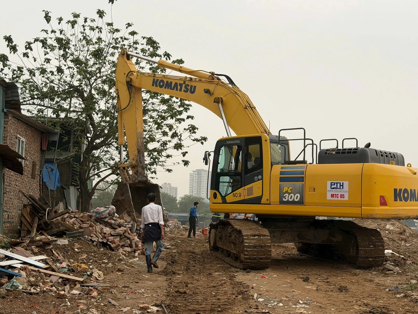 Tháo gỡ điểm nghẽn mặt bằng thi công dự án khẩn cấp hồ điều hòa Phú Đô - Ảnh 2