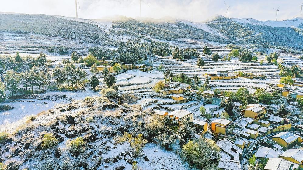 Thời tiết cực đoan hiếm thấy ở Trung Quốc: Sắp vào hè, tuyết bất ngờ rơi dày nhiều nơi - Ảnh 1