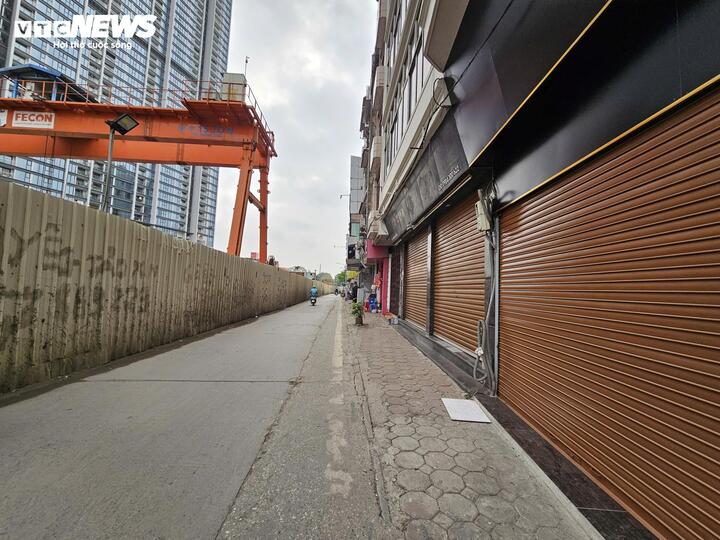 Phố vàng tê liệt vì lô cốt metro chậm tiến độ, nhà 2 mặt tiền không ai thuê - Ảnh 2