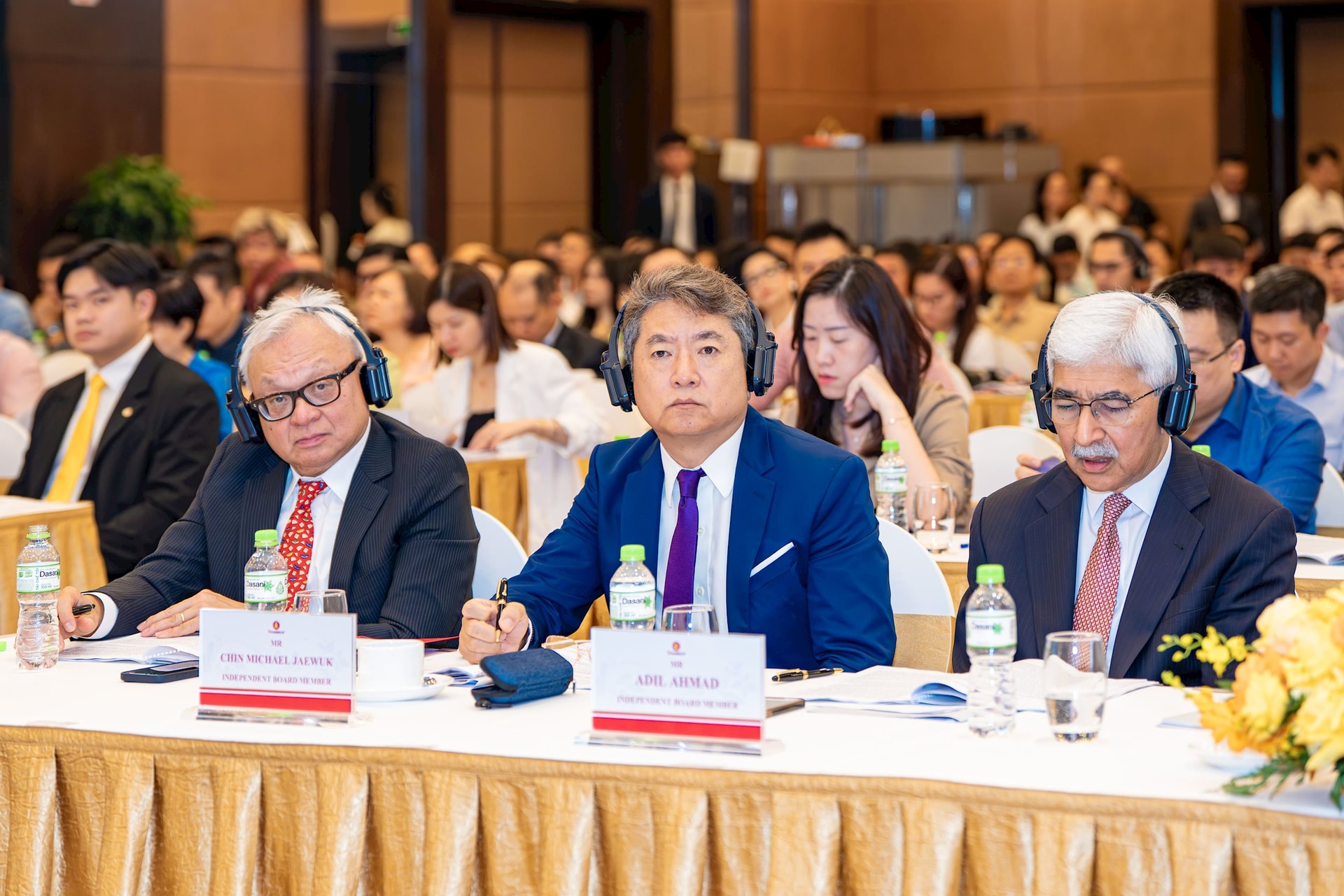 Cổ đông hỏi đường về xăng, tỷ phú Phạm Nhật Vượng khẳng định: “VinFast sẽ mãi mãi là hãng xe điện” - Ảnh 4