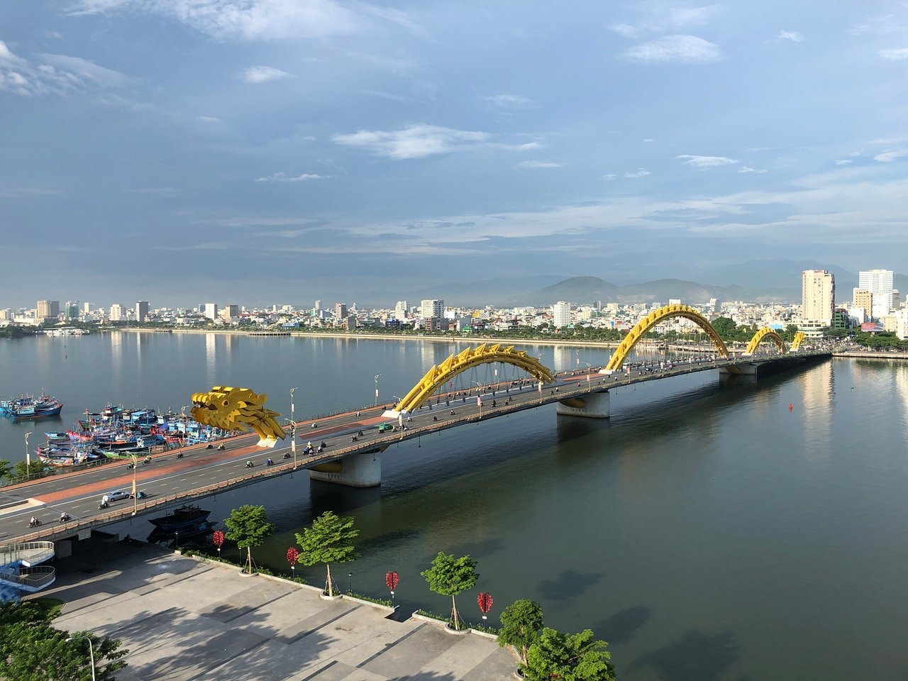 Lần đầu tiên trong lịch sử, Việt Nam sở hữu một công trình vừa giành giải thưởng kỹ thuật danh giá nhất thế giới, vừa lập kỷ lục Guinness, có thể phun lửa, phun nước giữa đô thị - Ảnh 1