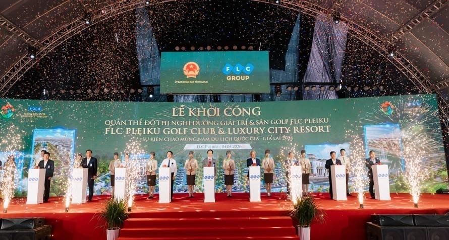 Ca sỹ Tùng Dương hát “Tái sinh” tặng ông Trịnh Văn Quyết - Ảnh 1