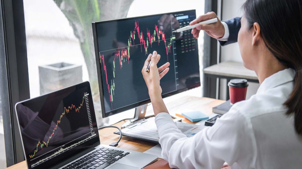 Từng mất 30 tháng lương vì đầu tư sai, chuyên gia lấy lại tài sản bằng việc mua vàng, chứng khoán theo kiểu này - Ảnh 1