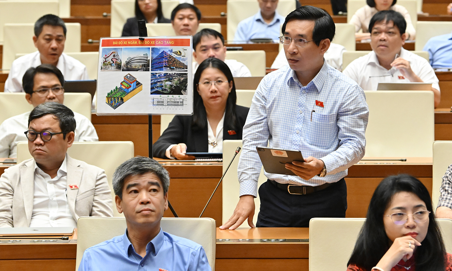 Đại biểu Quốc hội đề xuất Hà Nội cho đỗ xe trên vỉa hè có điều kiện - Ảnh 1