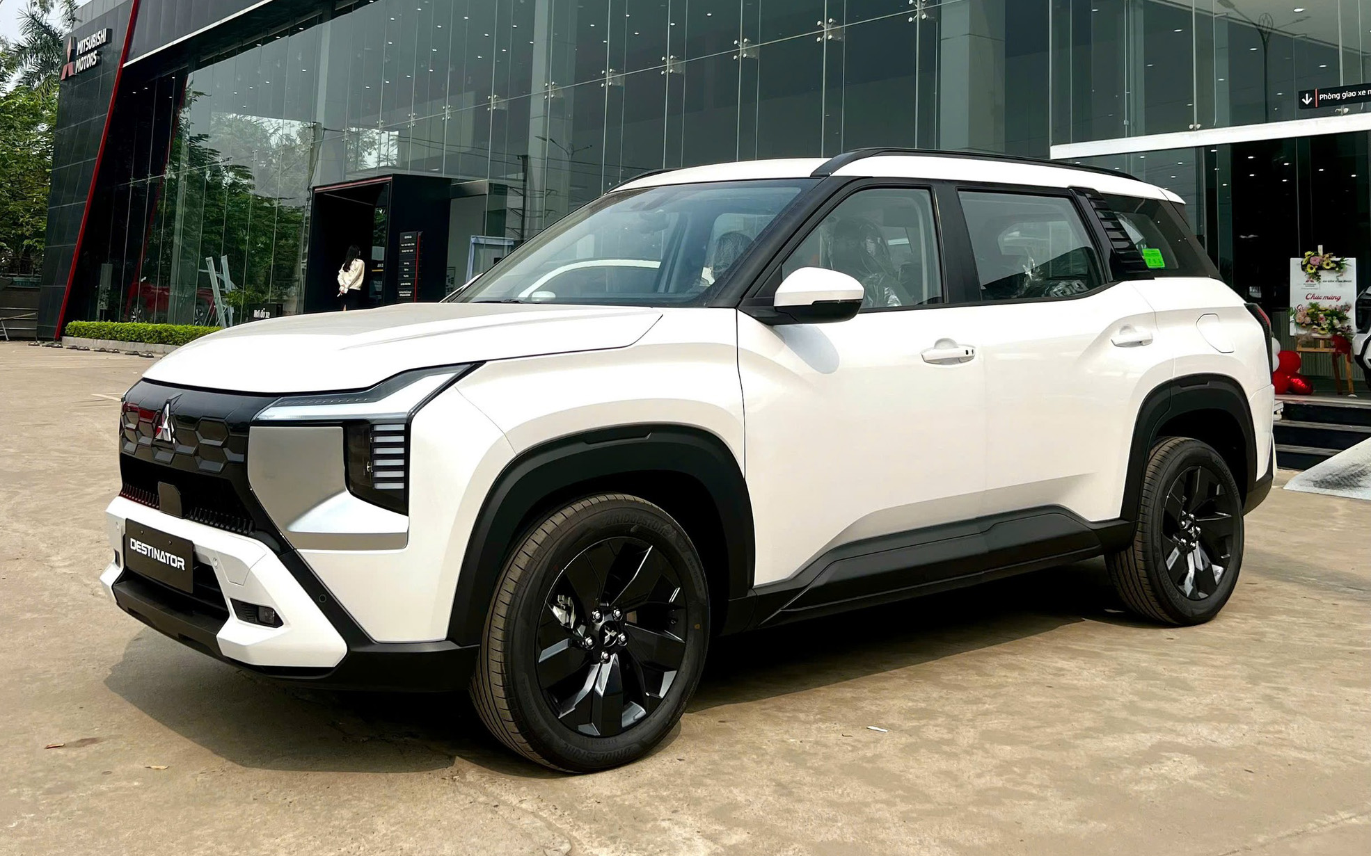 3 mẫu Mitsubishi lọt top 10 xe xăng dầu bán chạy tại Việt Nam: Destinator lần đầu thành ‘vua doanh số’ phân khúc, bán xấp xỉ Xpander - Ảnh 1