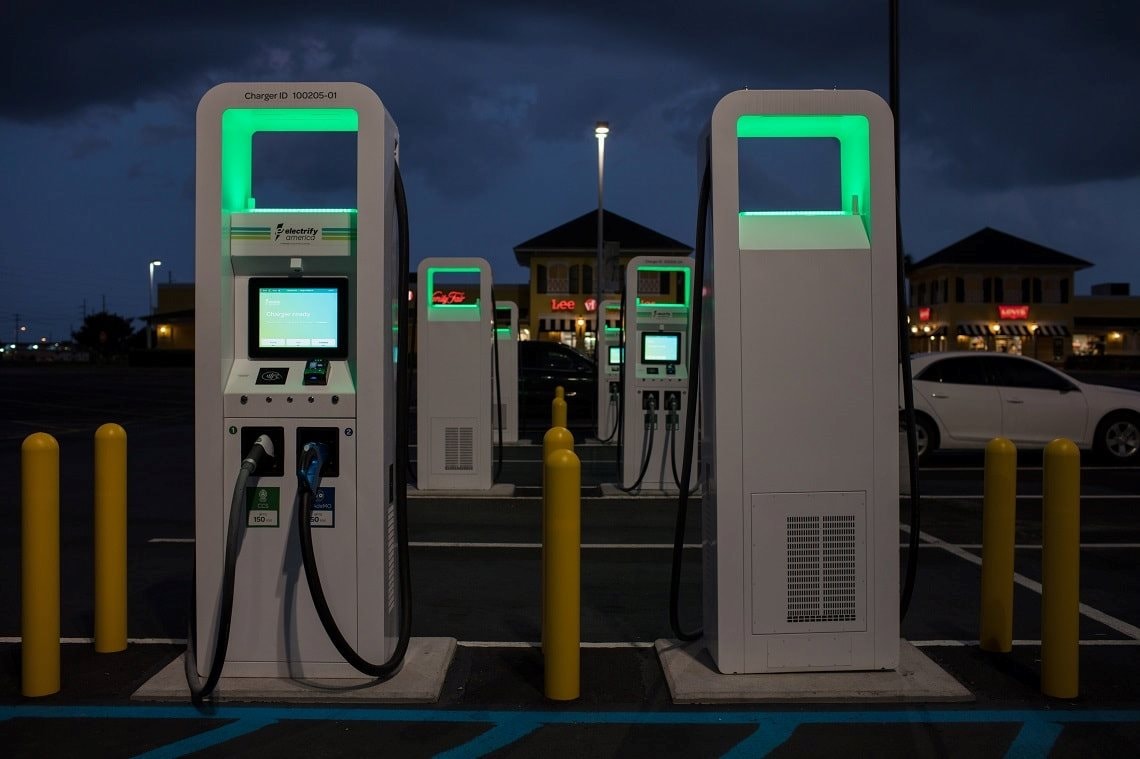 Tăng trưởng 50% với hơn 200 trạm sạc trong 2 tháng, Walmart đang “đánh úp” Tesla - Ảnh 1