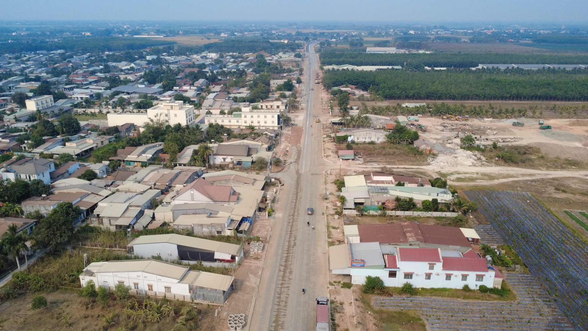 Cận cảnh công trường mở rộng đường ĐT784C ở Tây Ninh - Ảnh 1