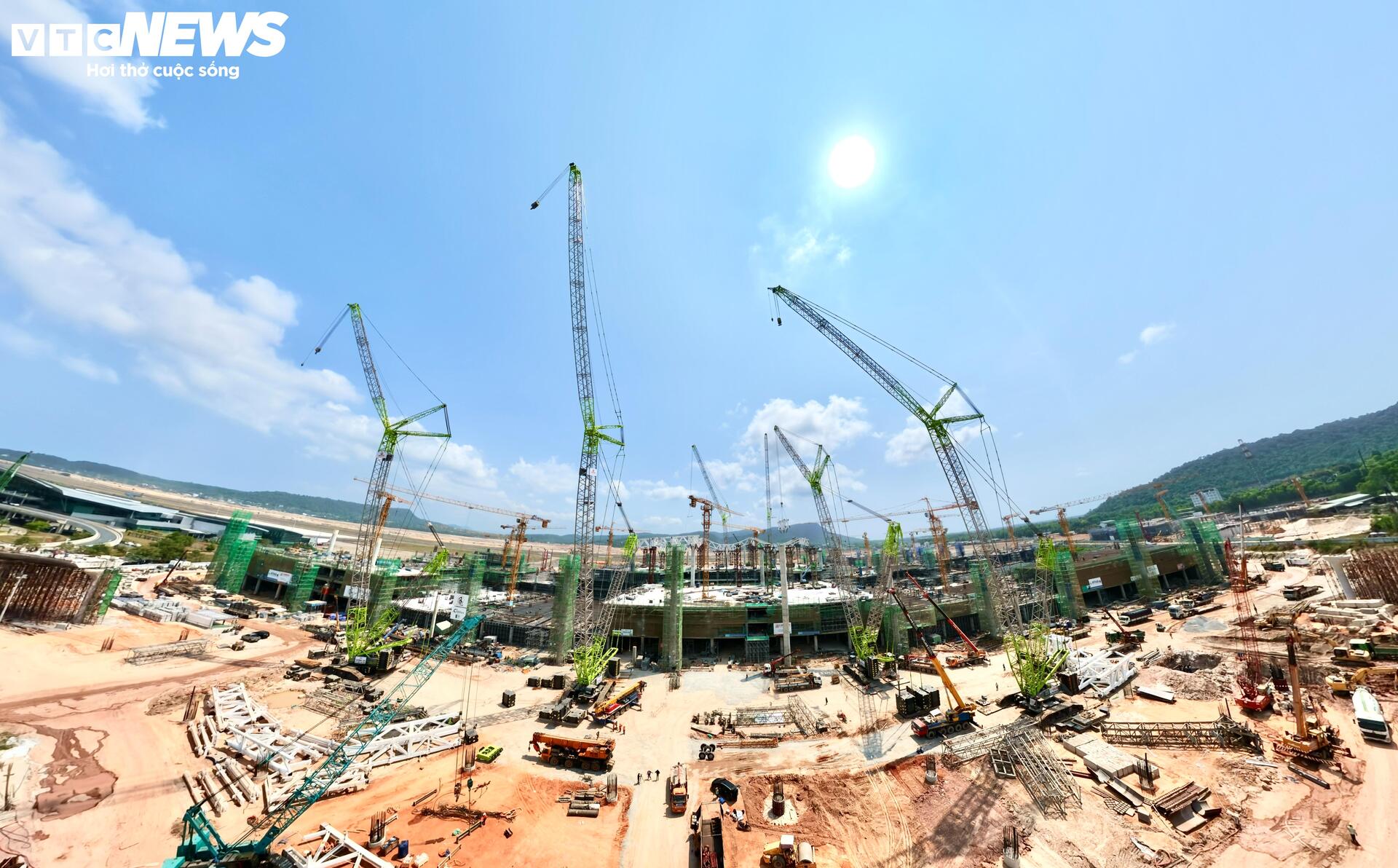 Cận cảnh công trường dự án mở rộng sân bay Phú Quốc phục vụ APEC 2027 - Ảnh 5