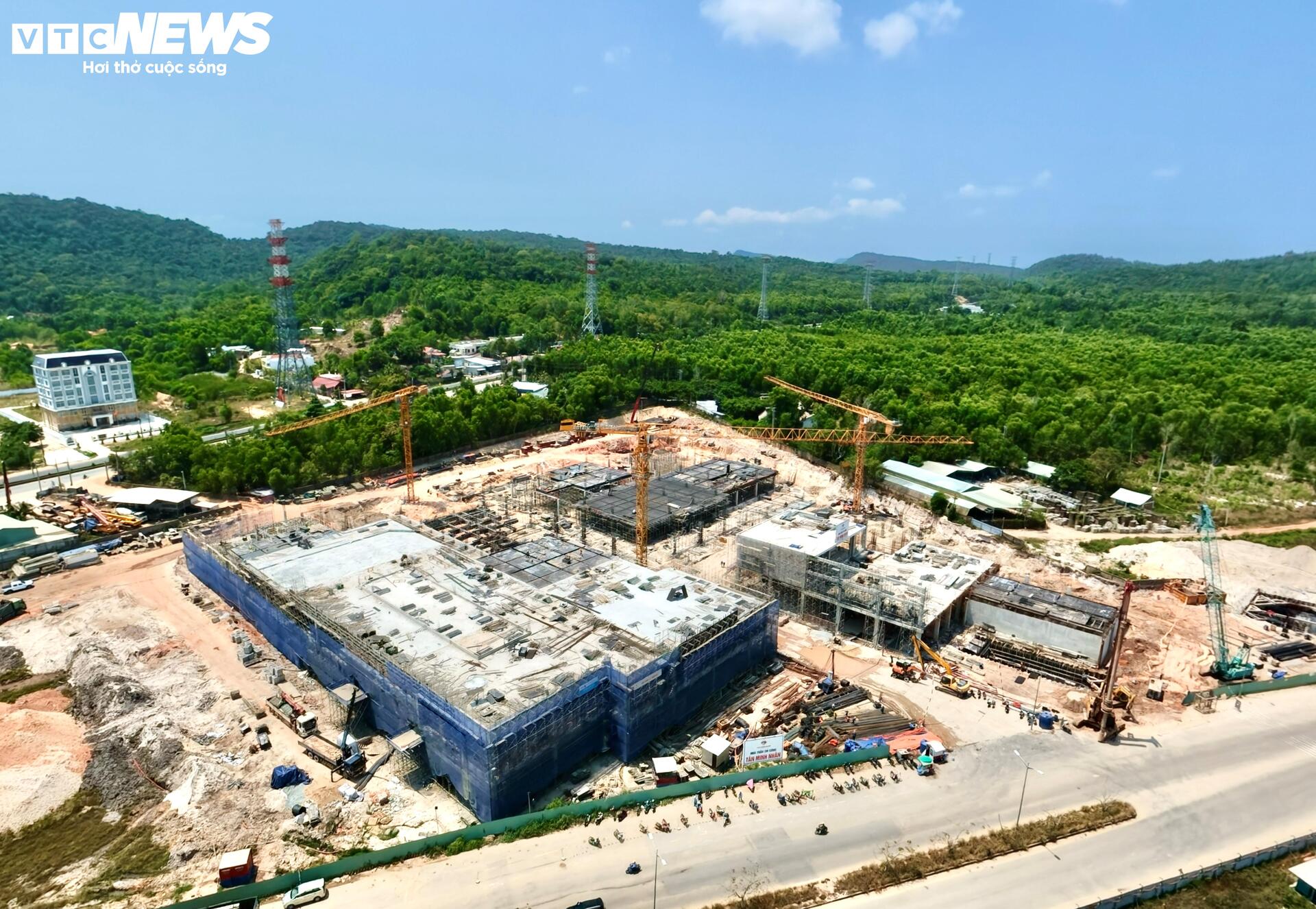 Cận cảnh công trường dự án mở rộng sân bay Phú Quốc phục vụ APEC 2027 - Ảnh 2