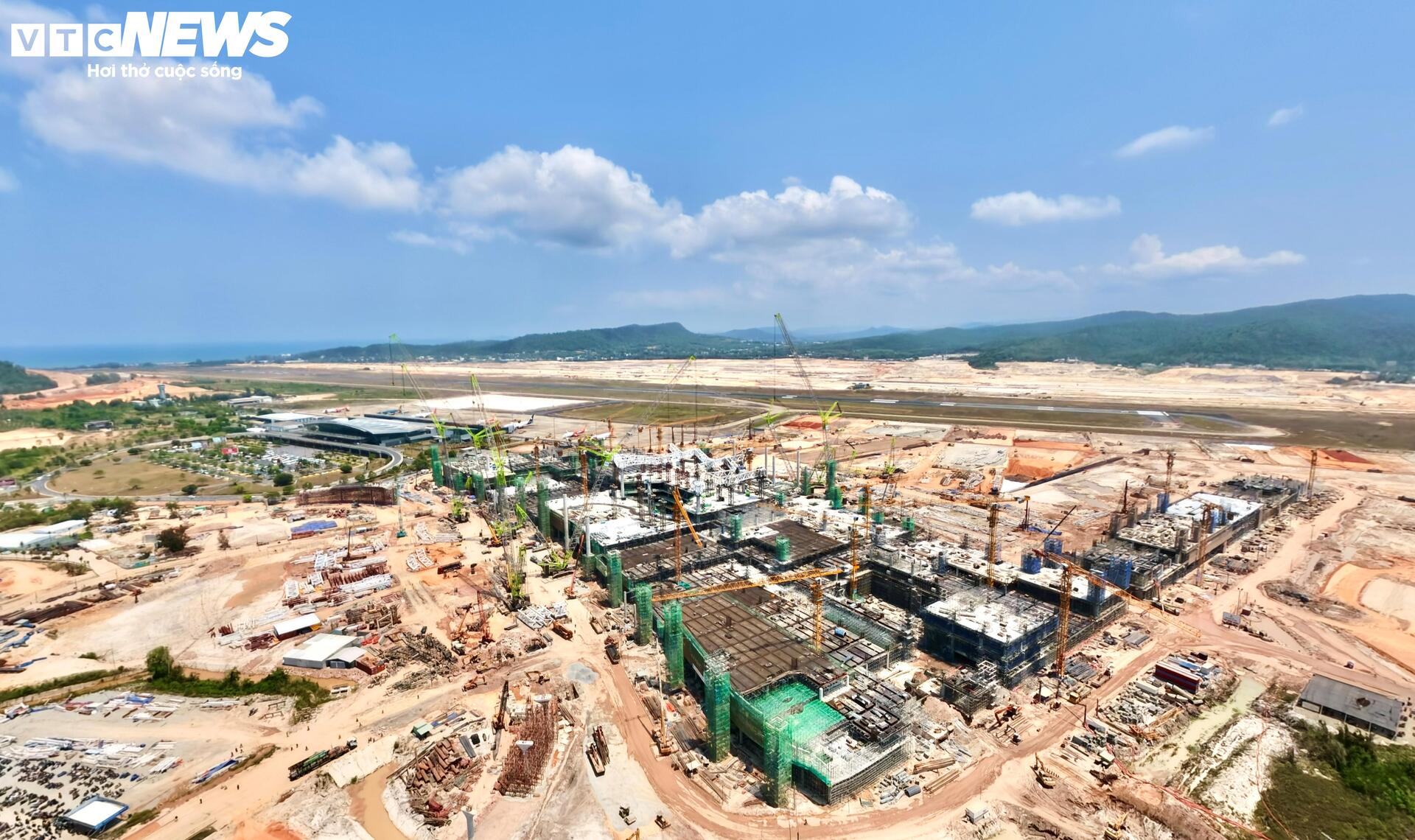 Cận cảnh công trường dự án mở rộng sân bay Phú Quốc phục vụ APEC 2027 - Ảnh 1