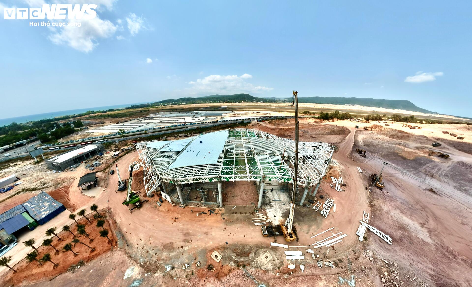 Cận cảnh công trường dự án mở rộng sân bay Phú Quốc phục vụ APEC 2027 - Ảnh 3