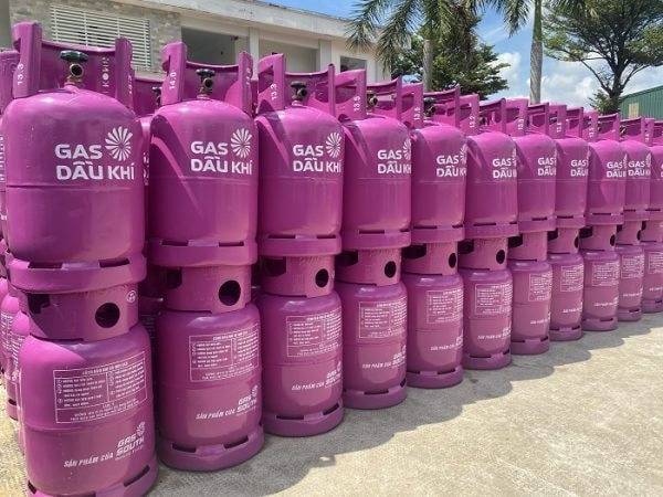 Giá gas chạm mức 661.000 đồng: Hai đại gia bán lẻ Việt lập kỷ lục doanh thu nghìn tỷ nhưng lãi mỏng dính - Ảnh 1