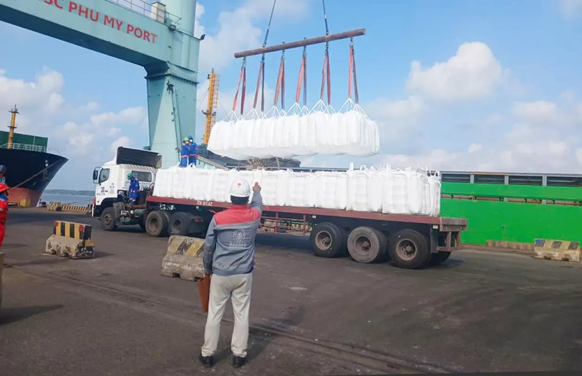 Tận dụng cơ hội giá tăng cao, Đạm Phú Mỹ (DPM) xuất khẩu 3.300 tấn ure kỹ thuật phục vụ xử lý khí thải động cơ diesel - Ảnh 2