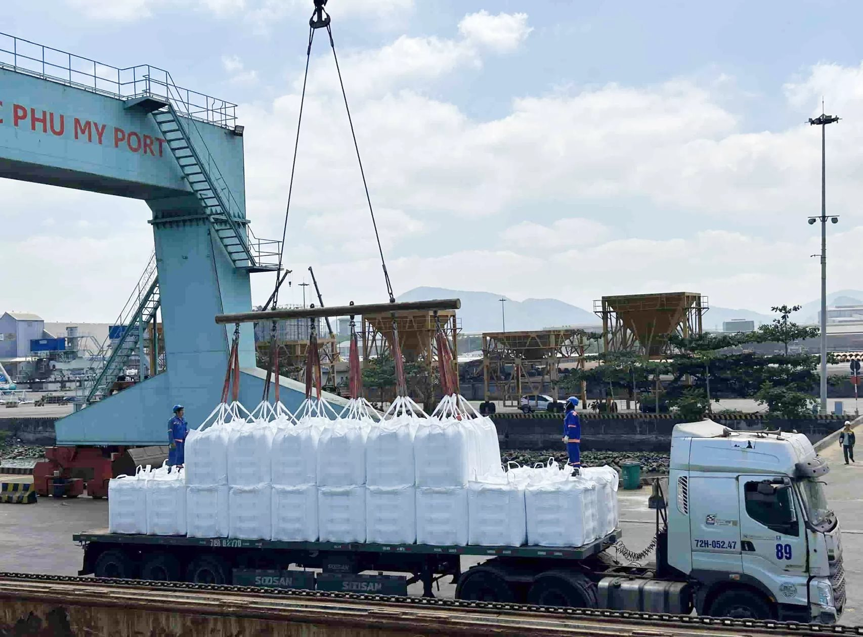 Tận dụng cơ hội giá tăng cao, Đạm Phú Mỹ (DPM) xuất khẩu 3.300 tấn ure kỹ thuật phục vụ xử lý khí thải động cơ diesel - Ảnh 1