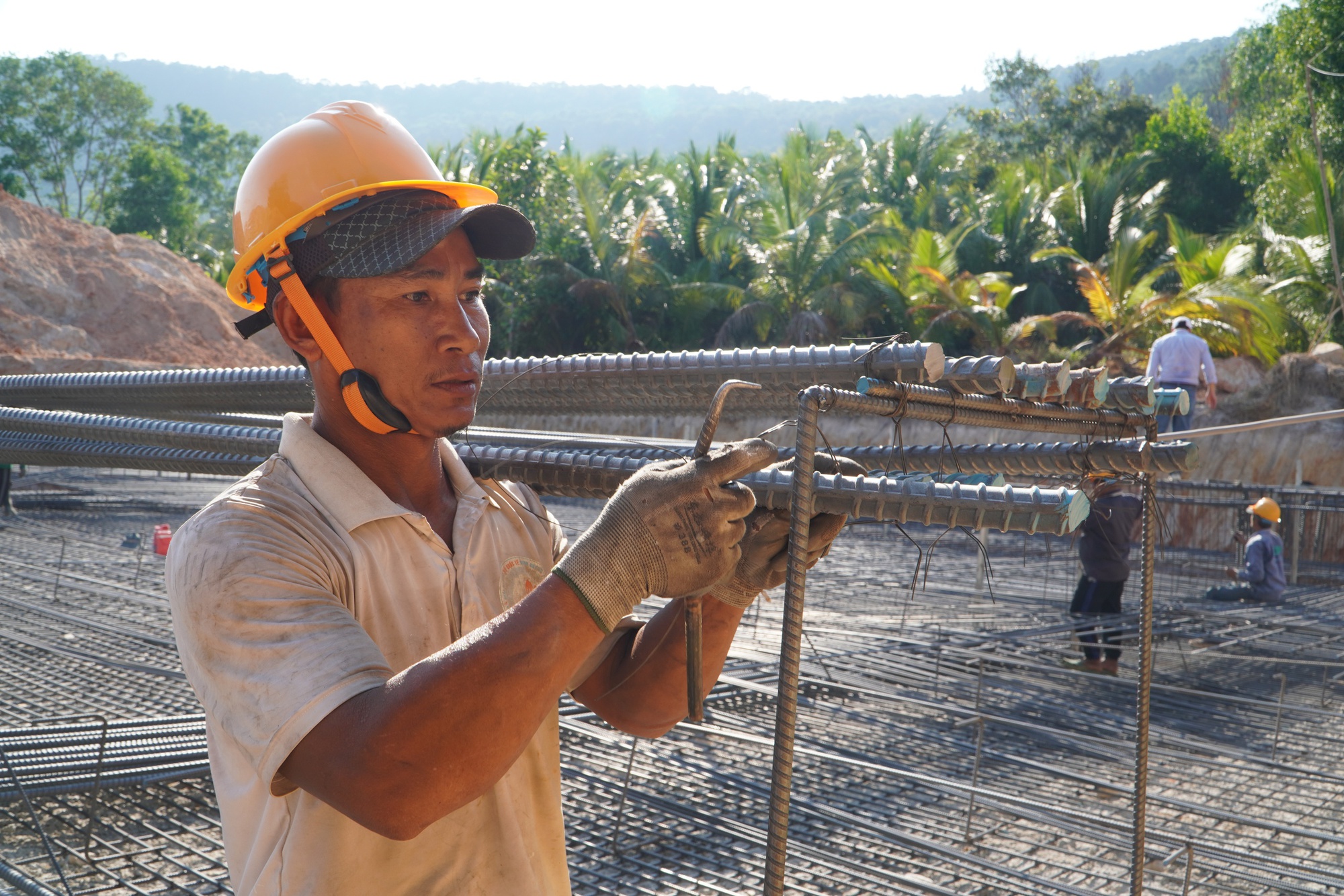 Dự án cấp điện cho APEC 2027 ở Phú Quốc có nguy cơ chậm tiến độ vì thiếu mặt bằng - Ảnh 1