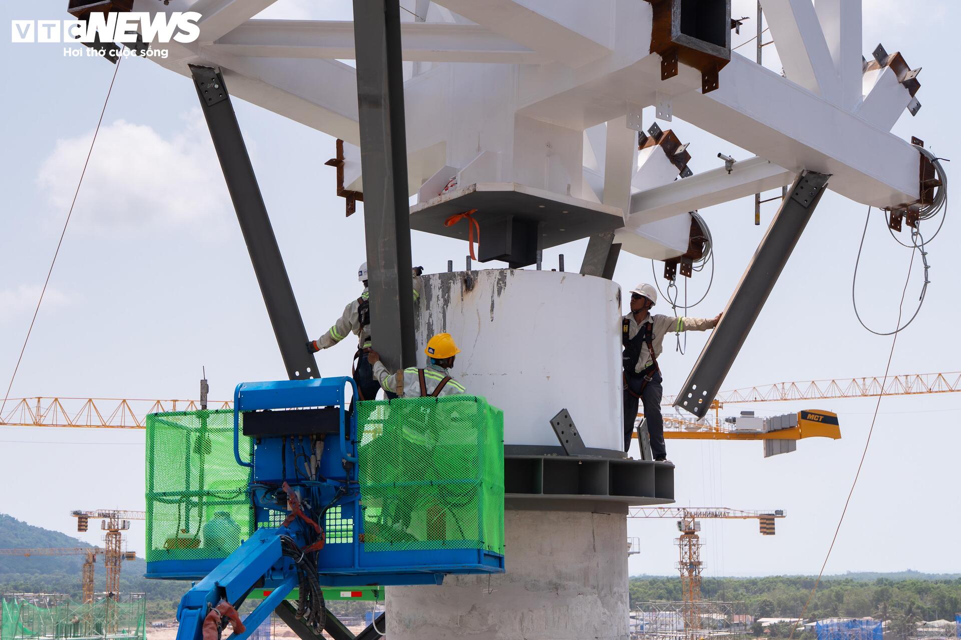 Cận cảnh công trường dự án mở rộng sân bay Phú Quốc phục vụ APEC 2027 - Ảnh 9