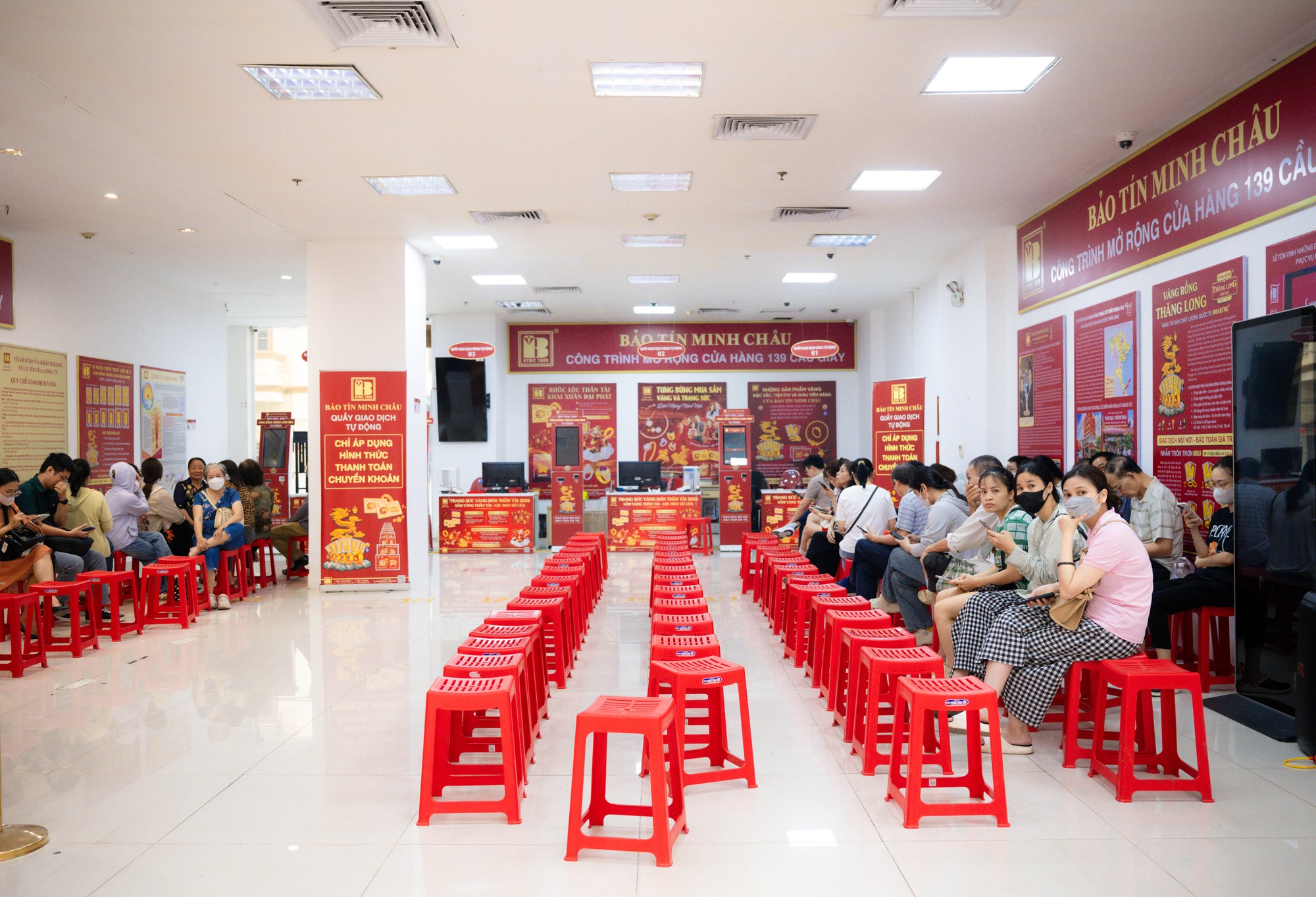 Ảnh, clip: Tình hình tại cửa hàng Bảo Tín Minh Châu sau thông tin khởi tố cựu Tổng giám đốc Công ty cùng con trai - Ảnh 5