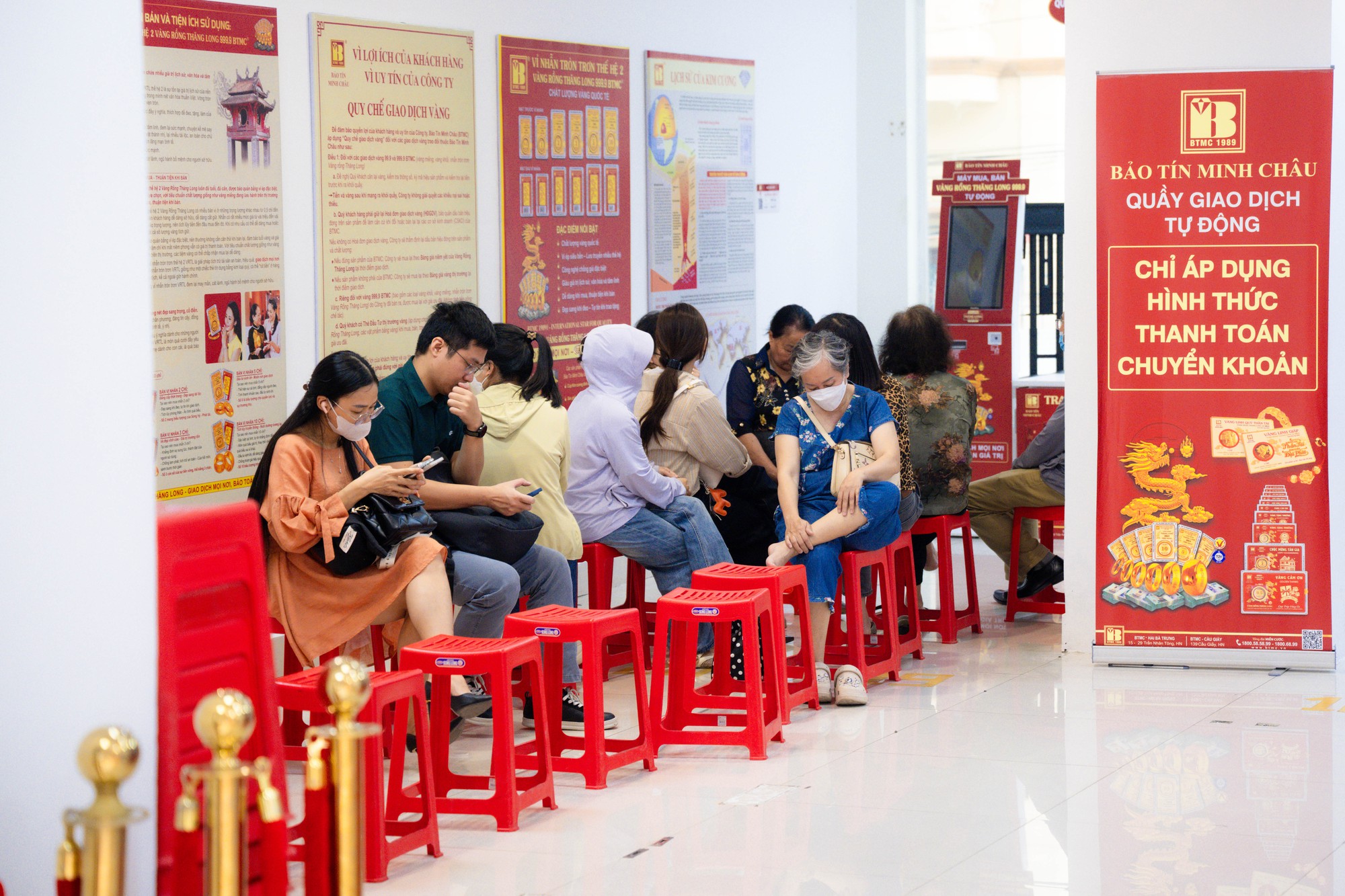 Ảnh, clip: Tình hình tại cửa hàng Bảo Tín Minh Châu sau thông tin khởi tố cựu Tổng giám đốc Công ty cùng con trai - Ảnh 6