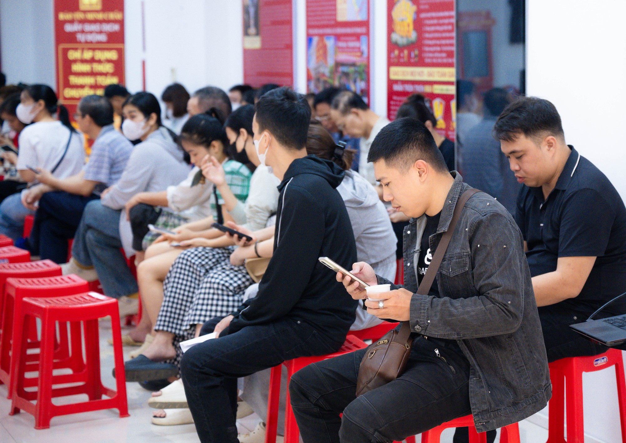 Ảnh, clip: Tình hình tại cửa hàng Bảo Tín Minh Châu sau thông tin khởi tố cựu Tổng giám đốc Công ty cùng con trai - Ảnh 4