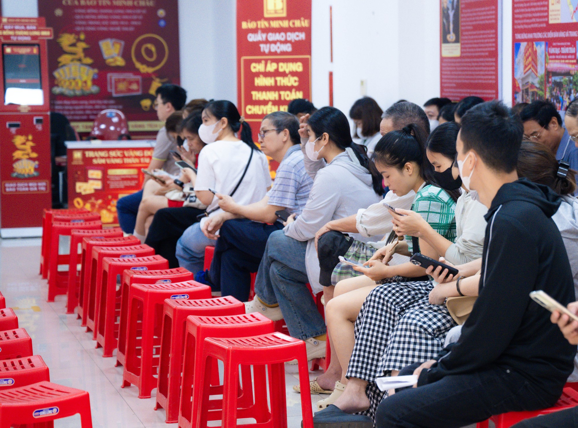 Ảnh, clip: Tình hình tại cửa hàng Bảo Tín Minh Châu sau thông tin khởi tố cựu Tổng giám đốc Công ty cùng con trai - Ảnh 3