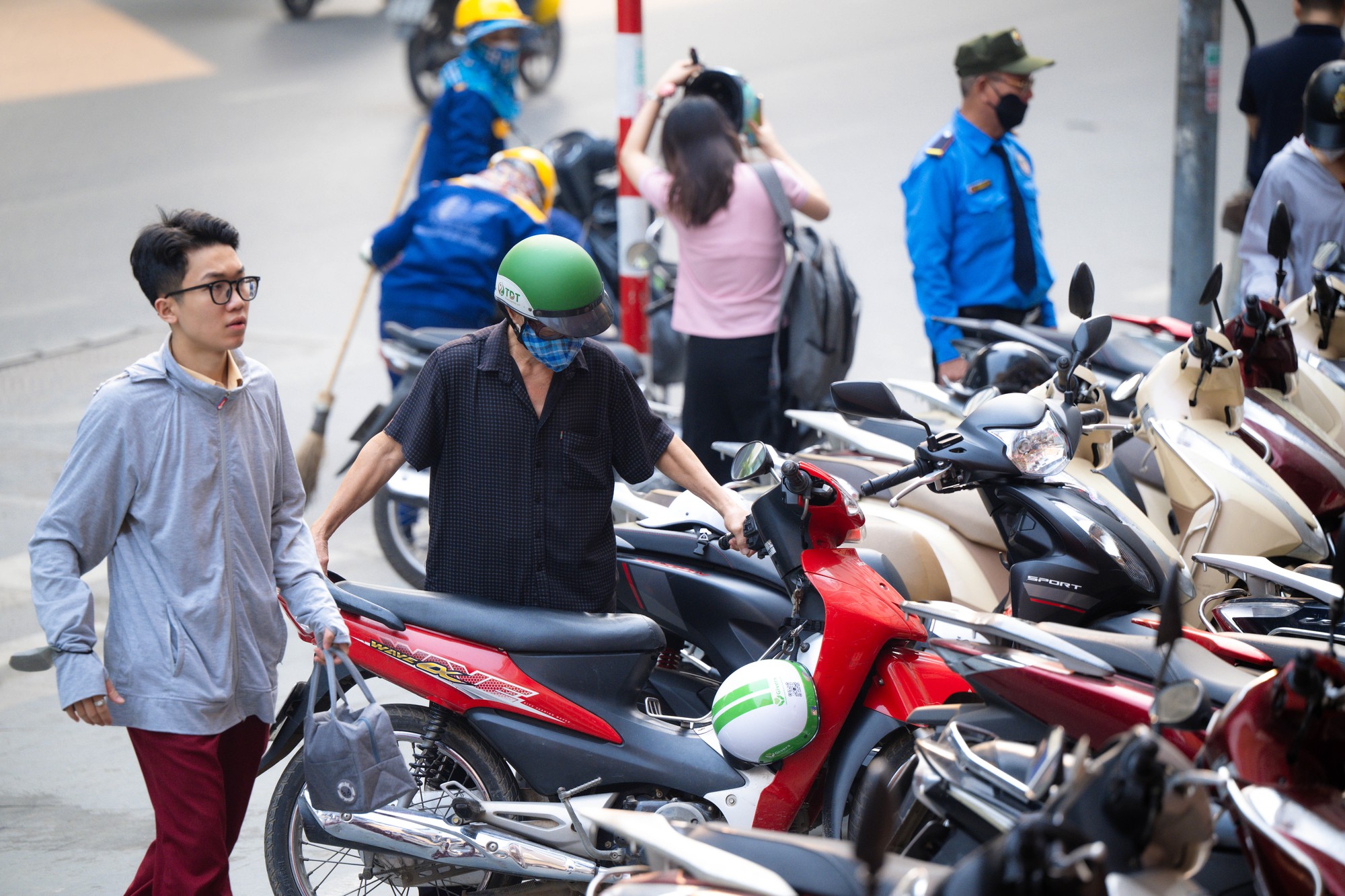 Ảnh, clip: Tình hình tại cửa hàng Bảo Tín Minh Châu sau thông tin khởi tố cựu Tổng giám đốc Công ty cùng con trai - Ảnh 8