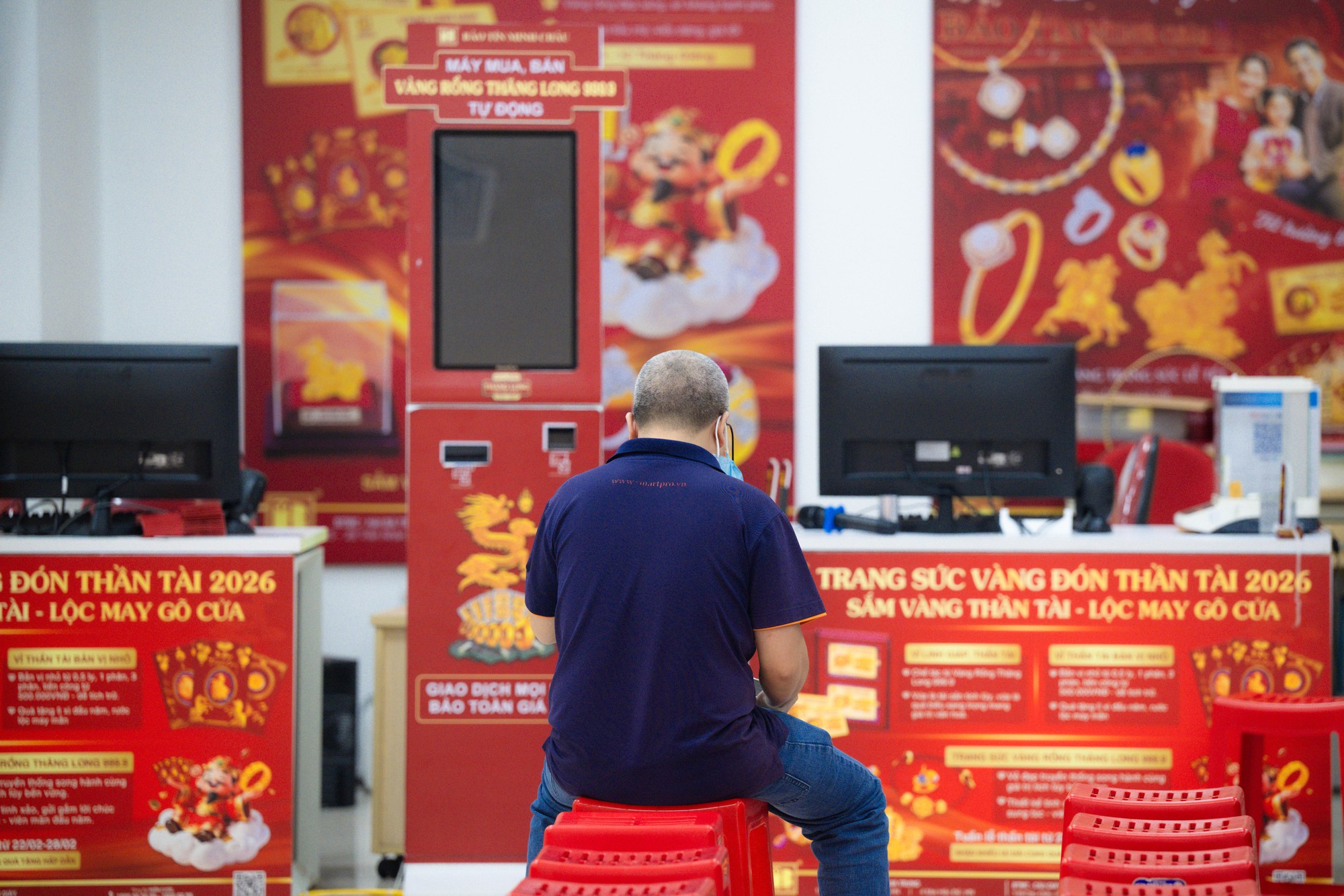 Ảnh, clip: Tình hình tại cửa hàng Bảo Tín Minh Châu sau thông tin khởi tố cựu Tổng giám đốc Công ty cùng con trai - Ảnh 2