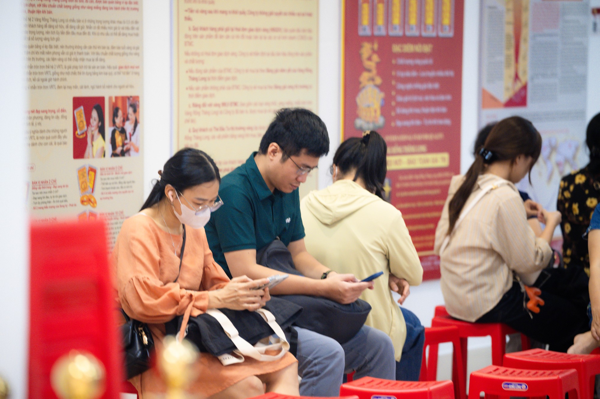 Ảnh, clip: Tình hình tại cửa hàng Bảo Tín Minh Châu sau thông tin khởi tố cựu Tổng giám đốc Công ty cùng con trai - Ảnh 7